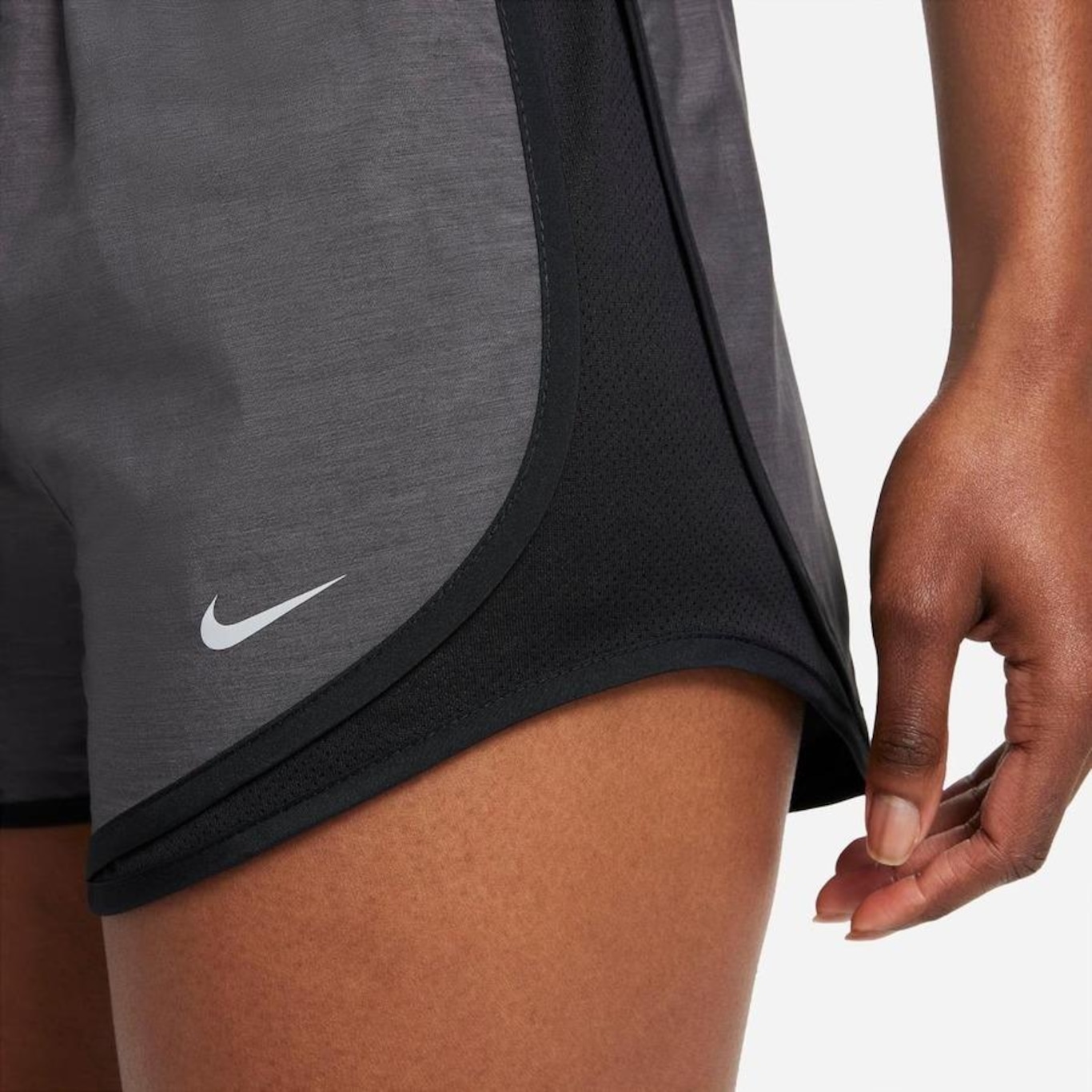 Shorts Nike Tempo - Feminino - Foto 4