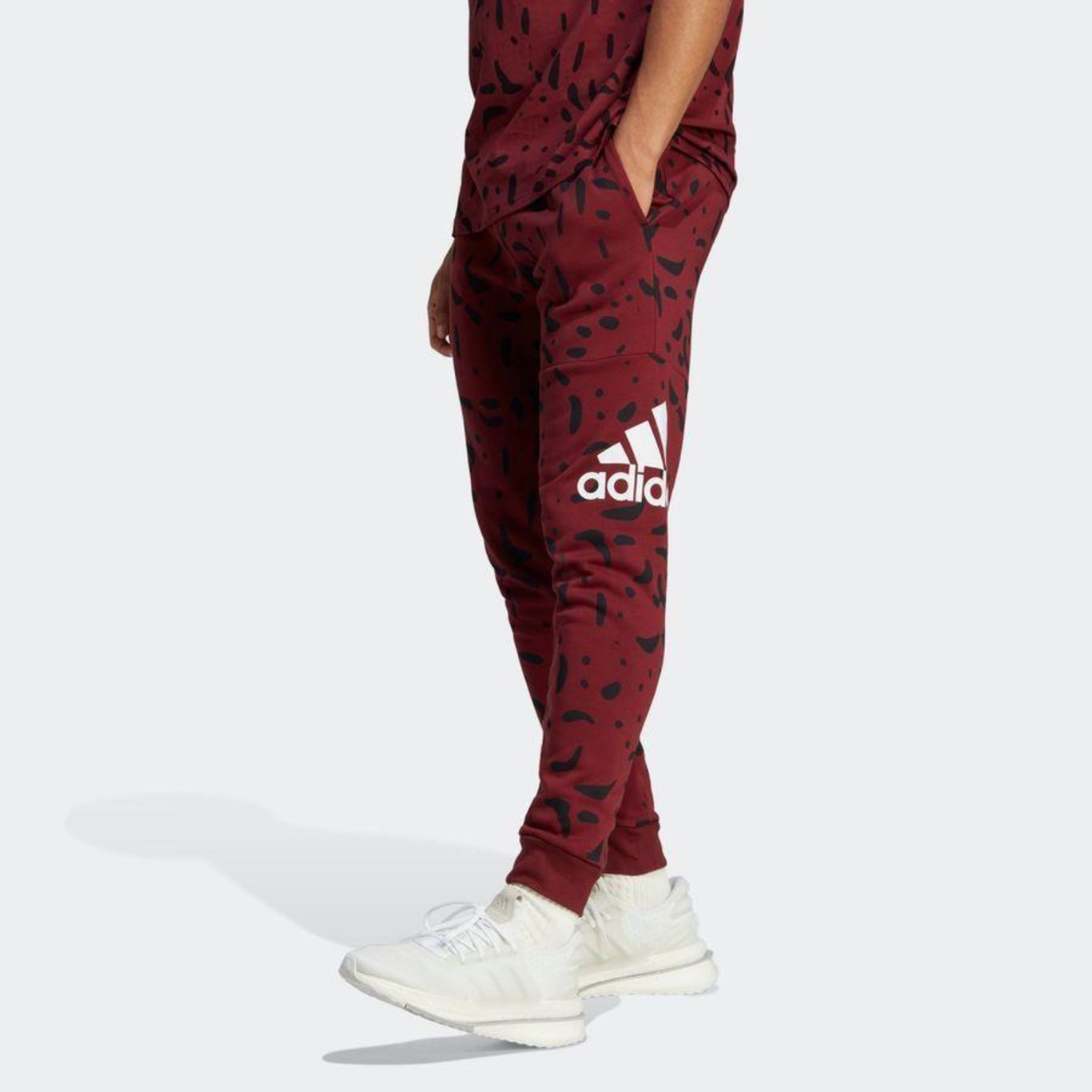 Calça adidas Estampada Essentials Tapered Cuff Logo - Masculina - Foto 4