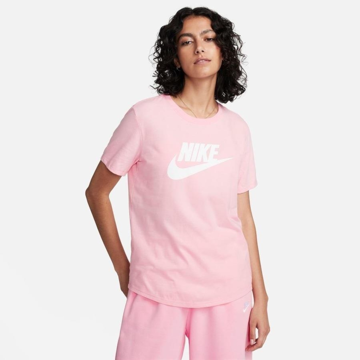 Camiseta Nike Sportswear Essentials - Feminina em Promoção | Centauro