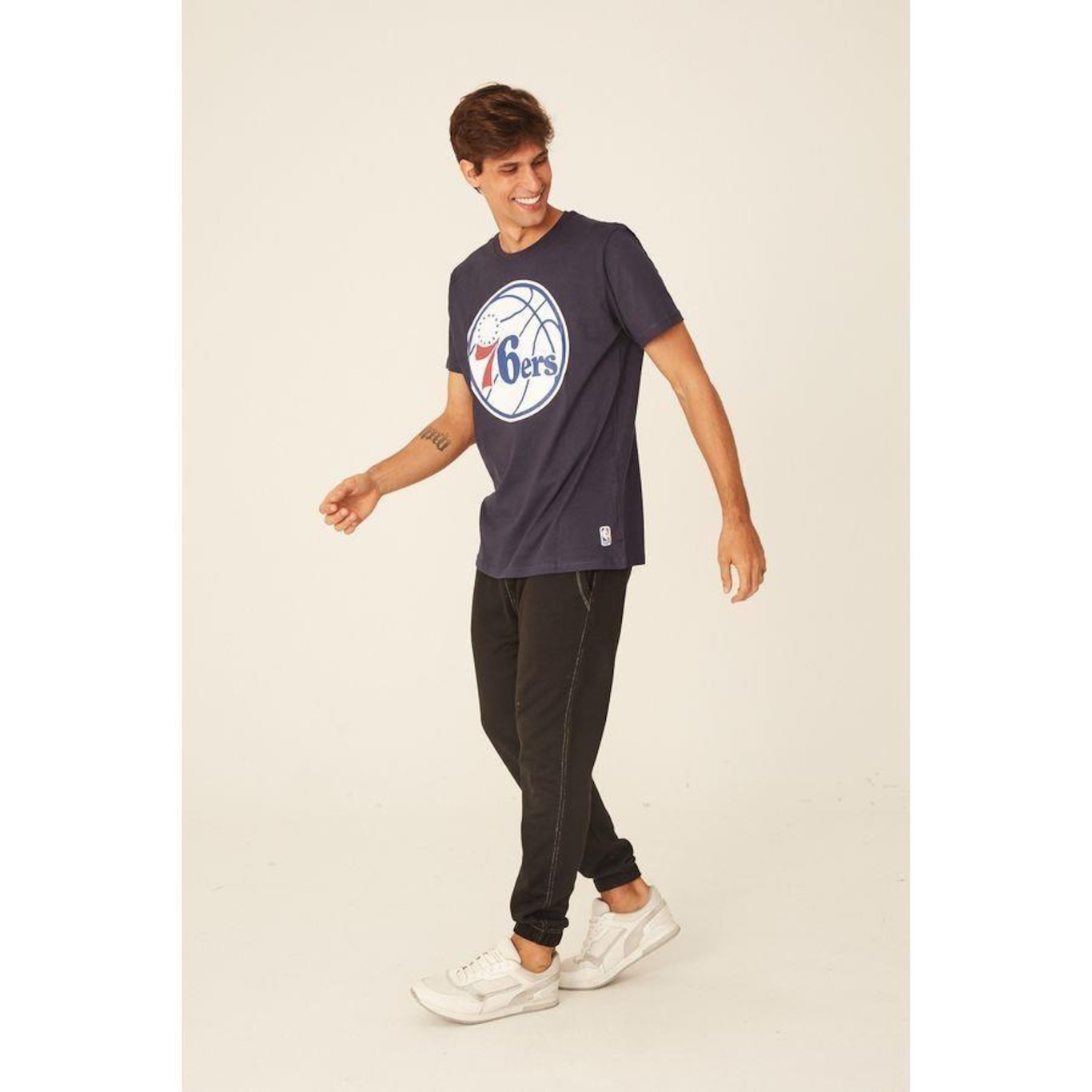 Camiseta NBA Estampada Big Logo Philadelphia 76ers Casual - Masculina - Foto 3