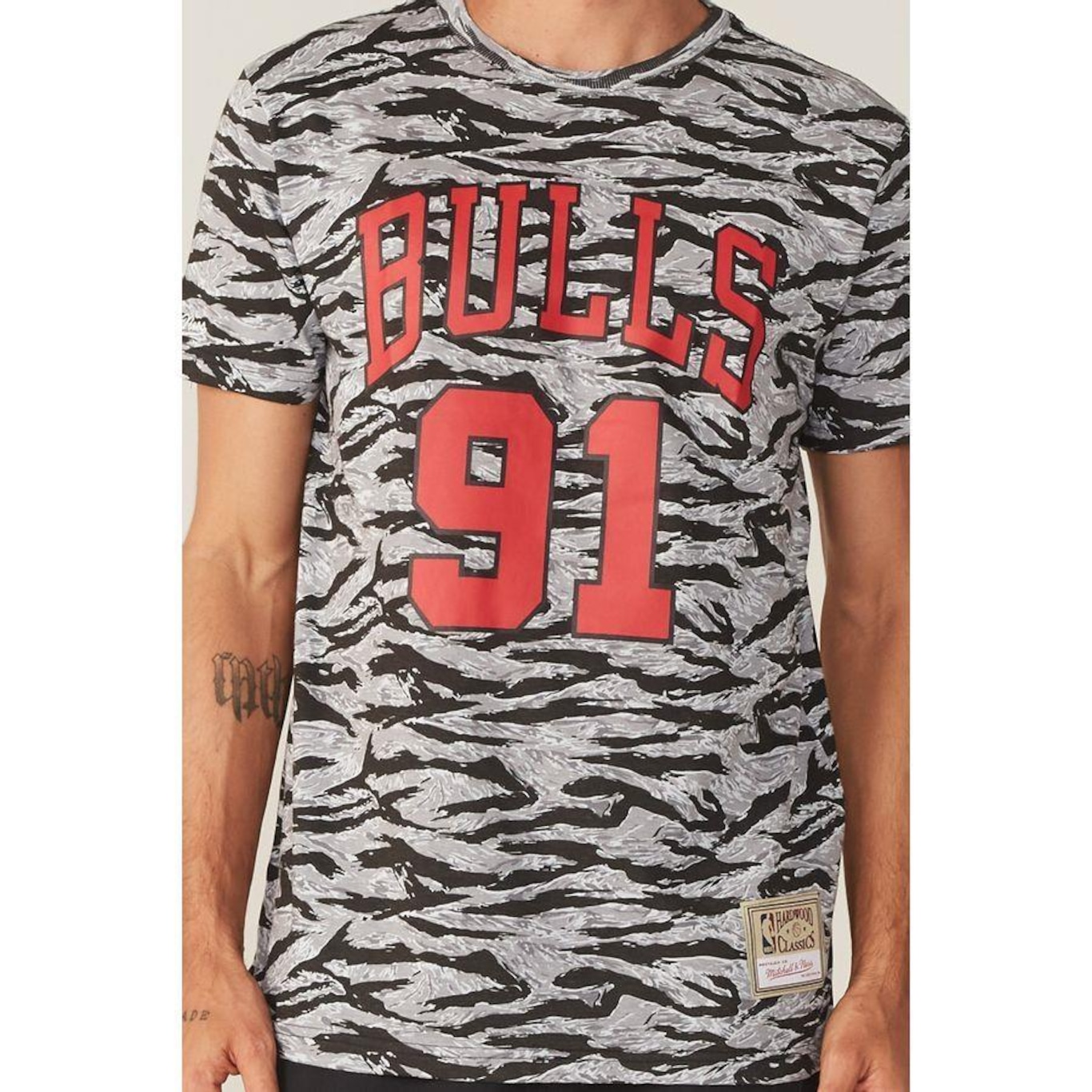 Camiseta Mitchell & Ness Especial Chicago Bulls Dennis Rodman - Masculina - Foto 2