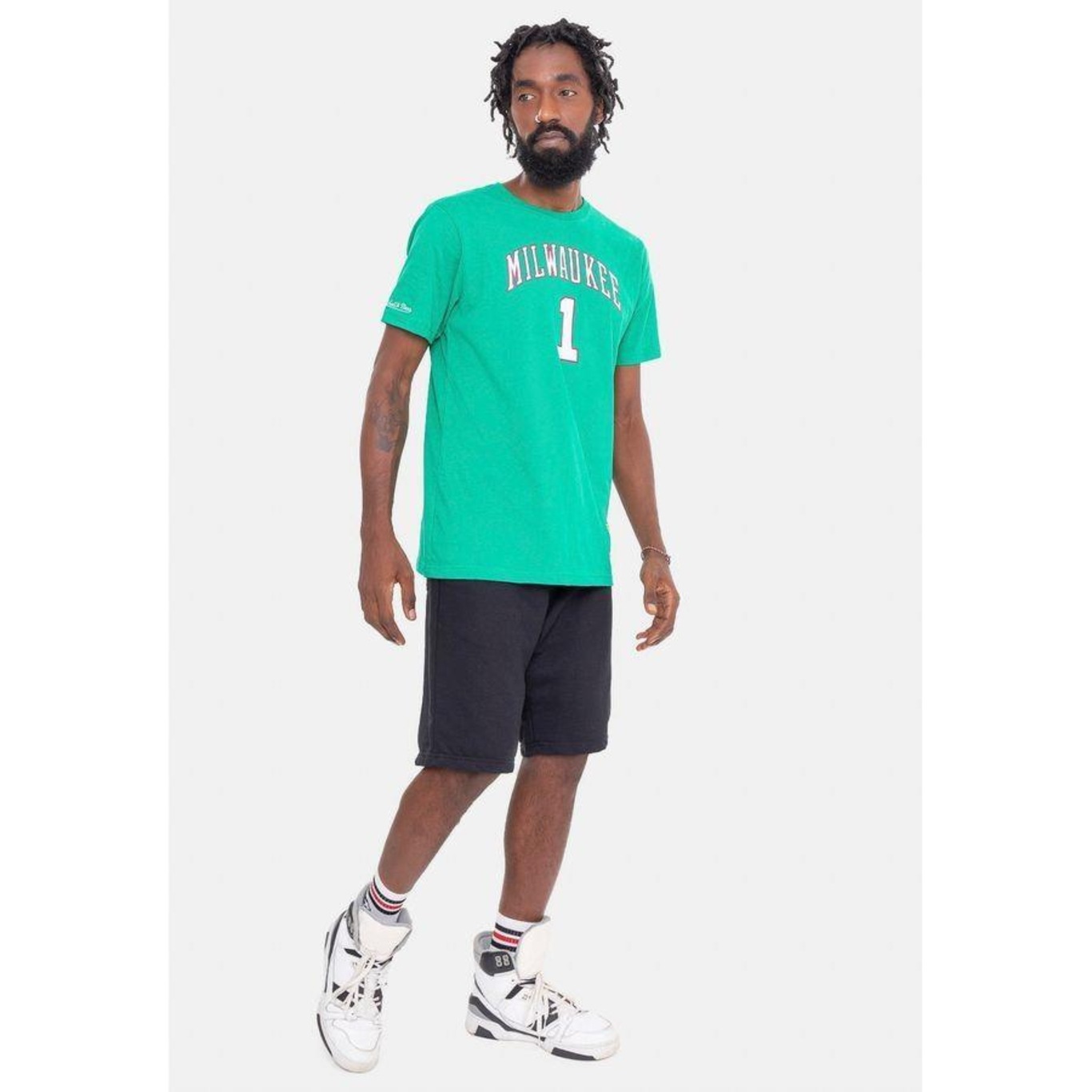 Camiseta Mitchell & Ness Name and Number Oscar Robertson Milwaukee Bucks - Masculina - Foto 1