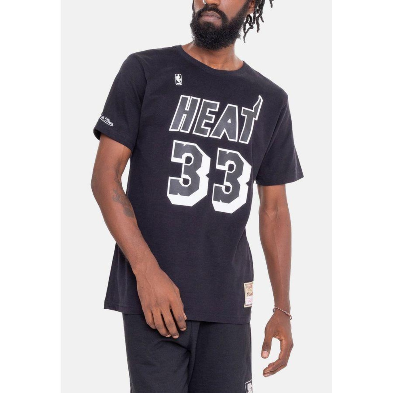 Camiseta Mitchell & Ness Name and Number Miami Heat Alonzo Mourning - Masculina - Foto 2