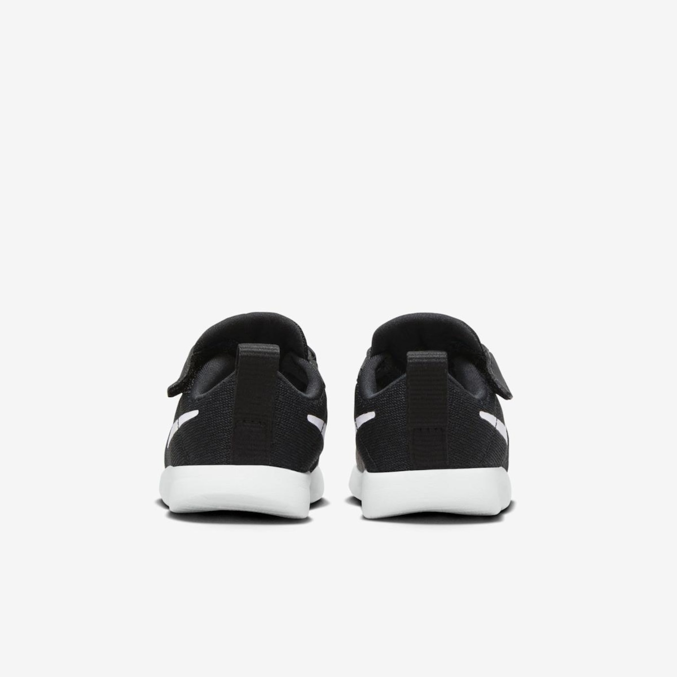 Nike tanjun store black outfit