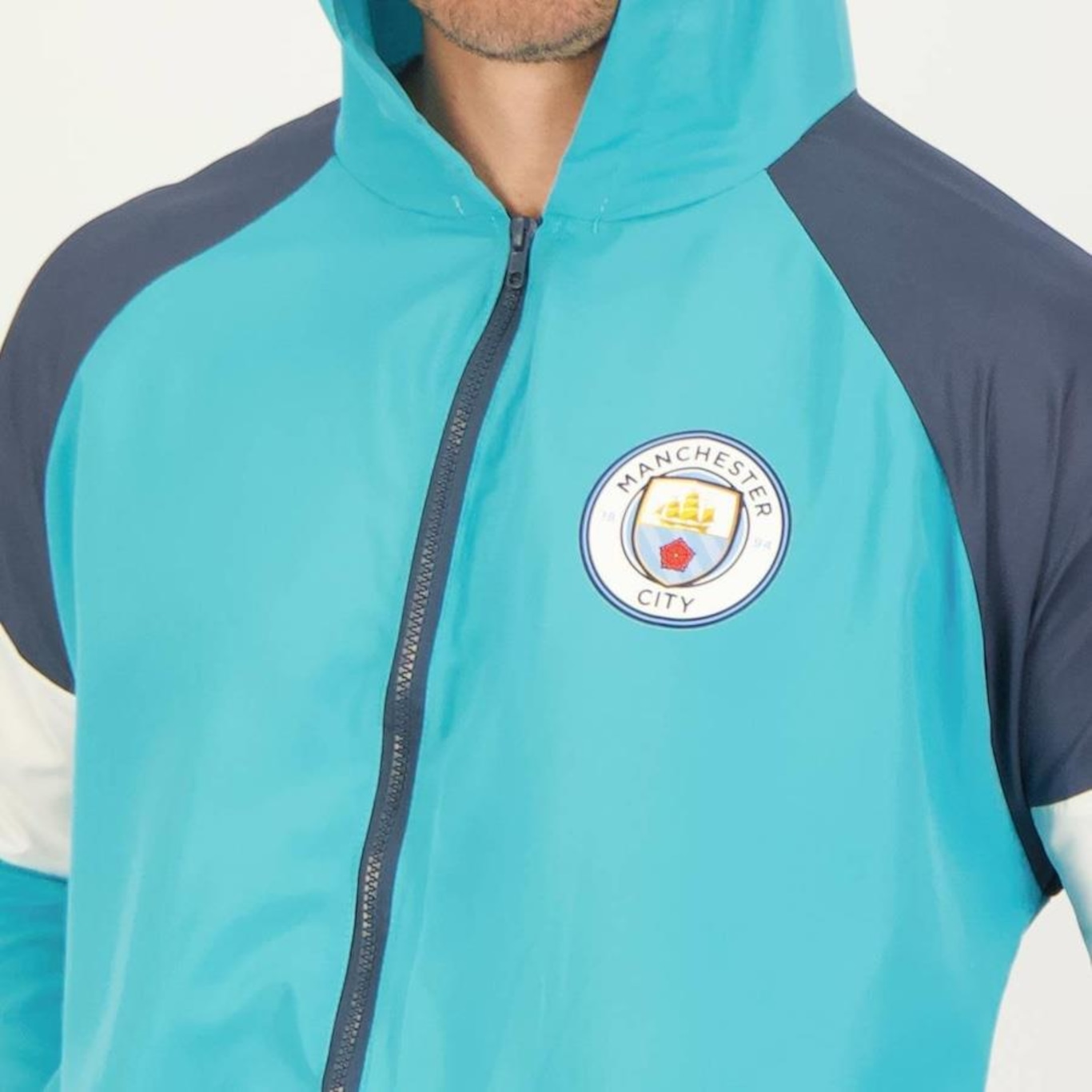 Jaqueta Corta Vento com Capuz SPR Manchester City - Masculina - Foto 4