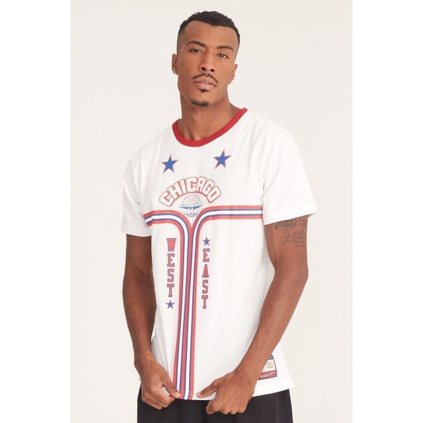 Camiseta Mitchell & Ness Estampada West And East - Masculina - Foto 1