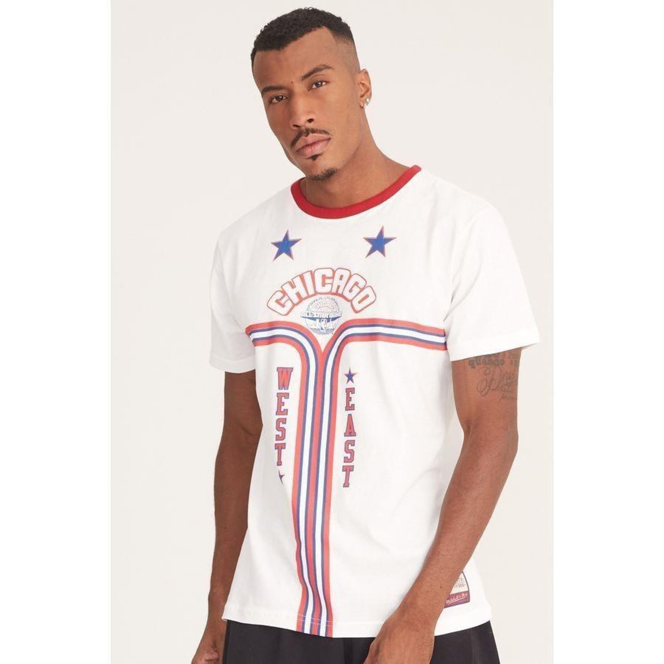 Camiseta Mitchell & Ness Estampada West And East - Masculina - Foto 4