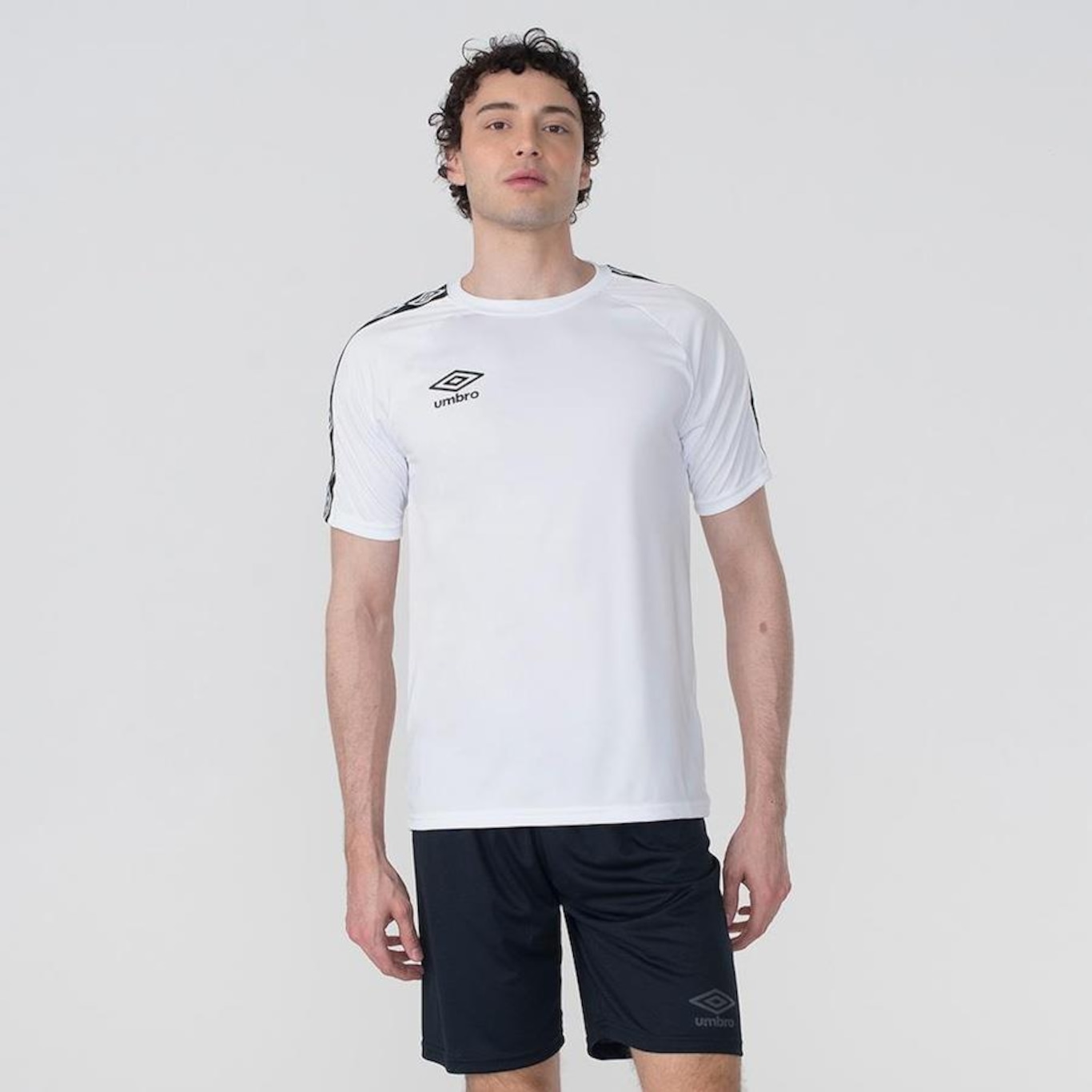 Camiseta Masculina Umbro Manga Curta Tradicional Tape - Foto 1