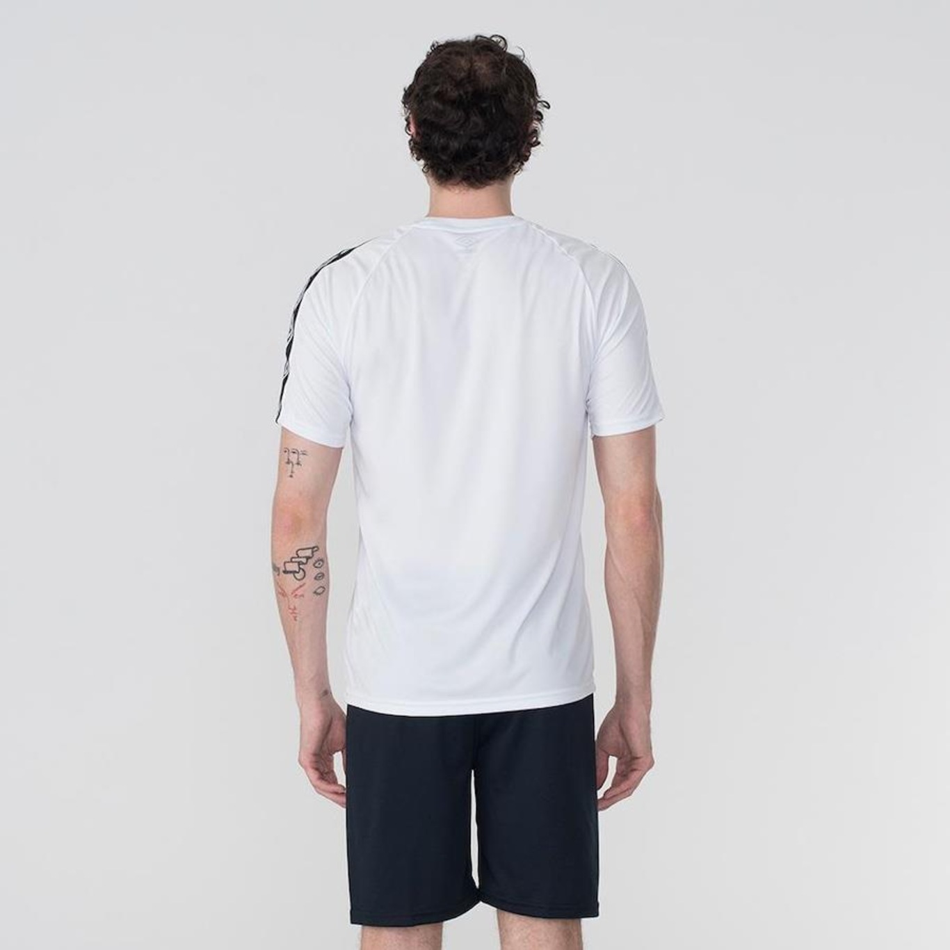 Camiseta Masculina Umbro Manga Curta Tradicional Tape - Foto 2