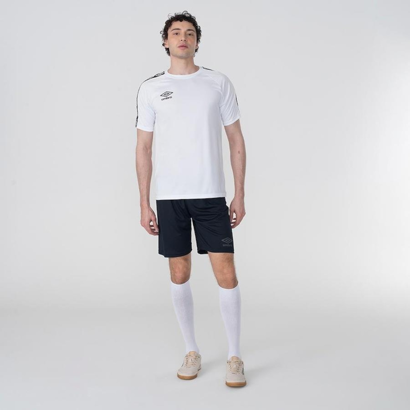 Camiseta Masculina Umbro Manga Curta Tradicional Tape - Foto 3