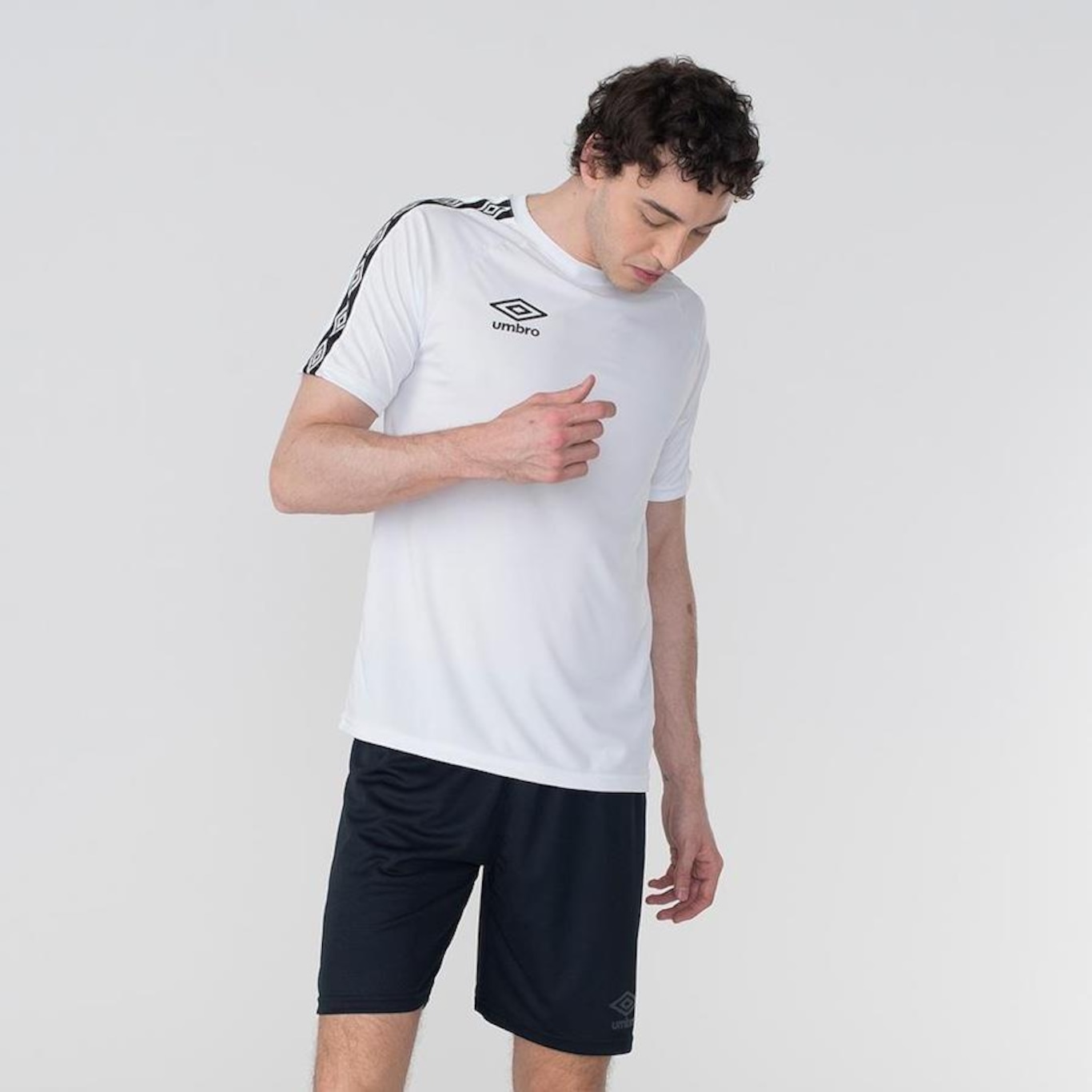 Camiseta Masculina Umbro Manga Curta Tradicional Tape - Foto 4