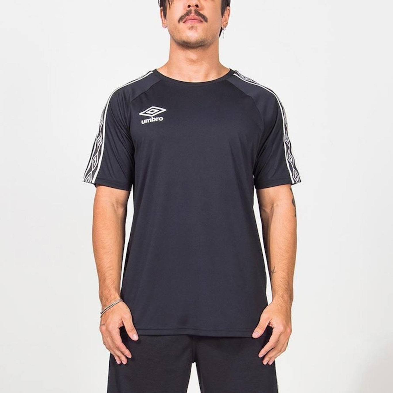 Camiseta Umbro Tradicional Tape - Masculina - Foto 1