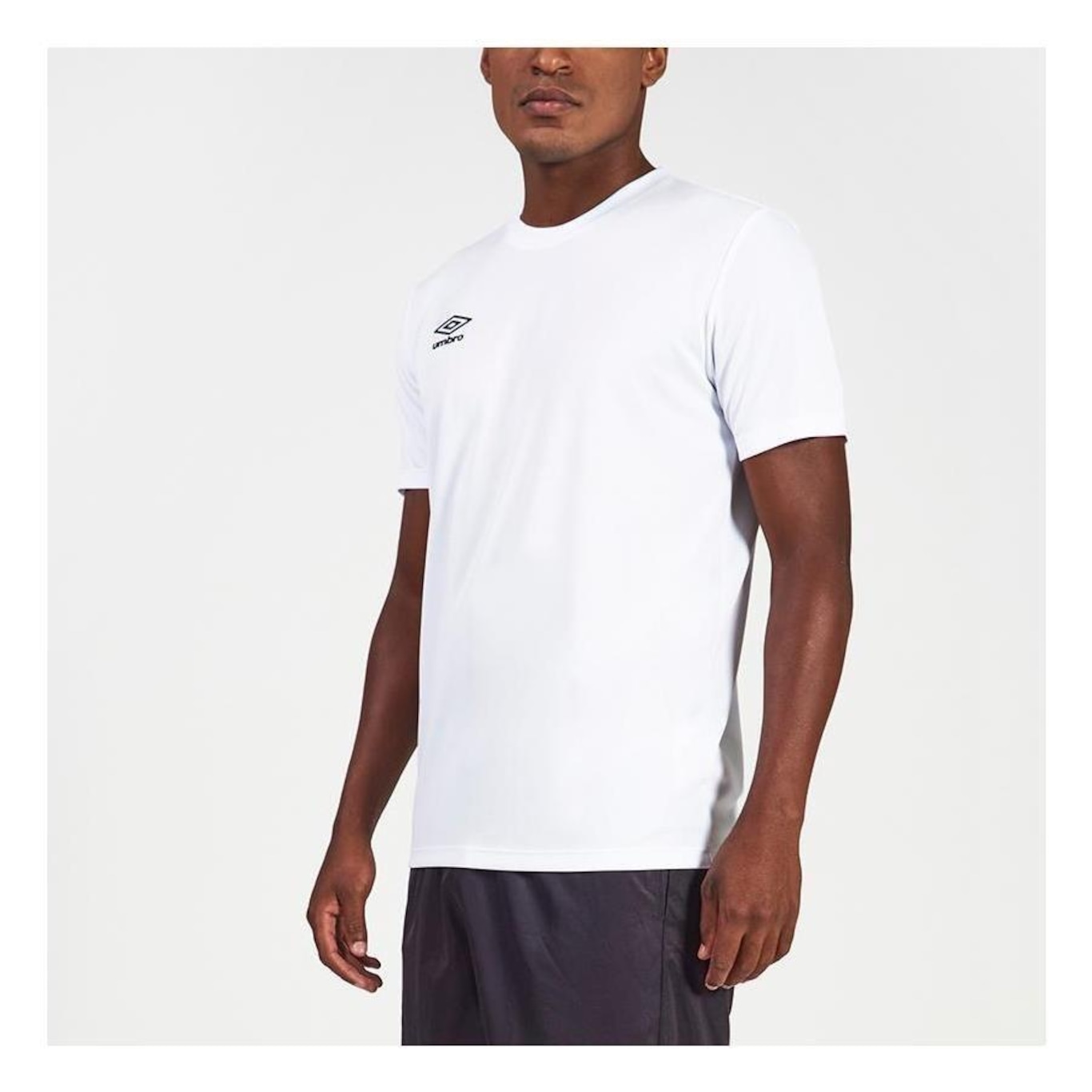 Camiseta Umbro Essential - Masculina - Foto 2