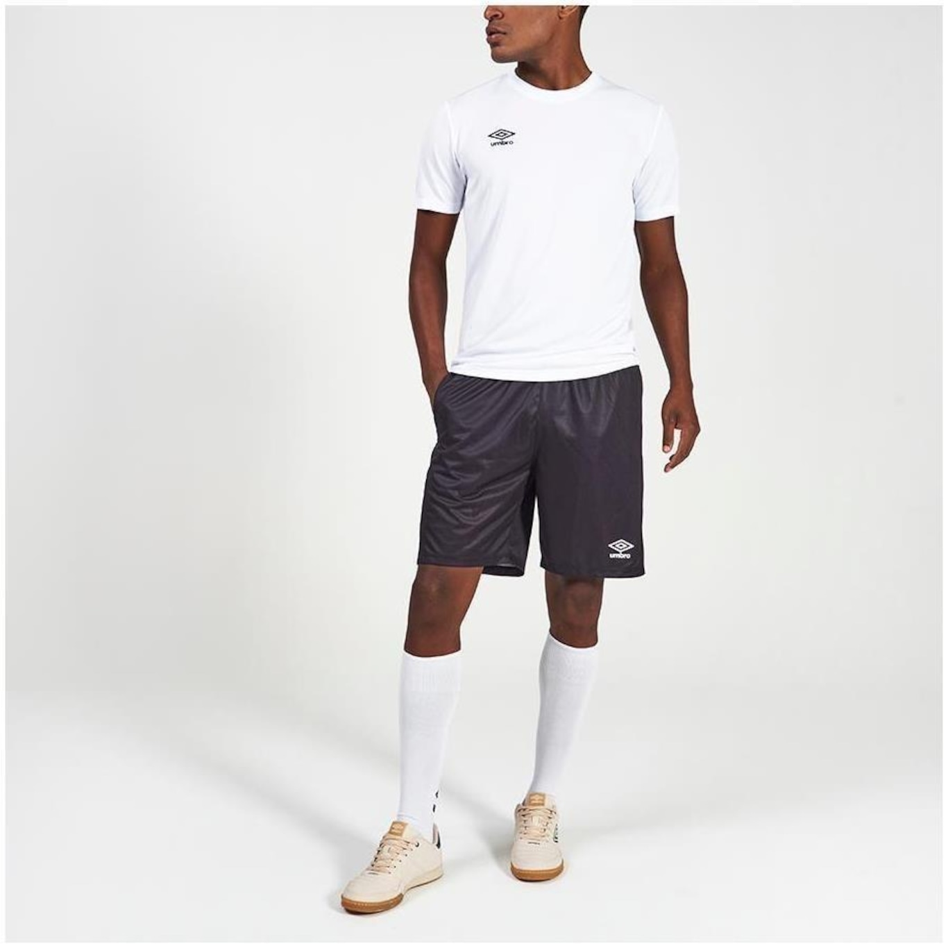 Camiseta Umbro Essential - Masculina - Foto 4