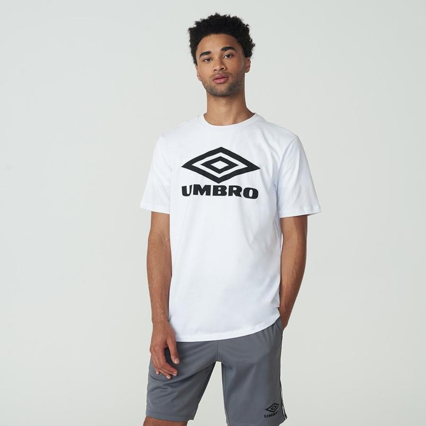 Camiseta Umbro Large Logo Duo - Masculina - Foto 4