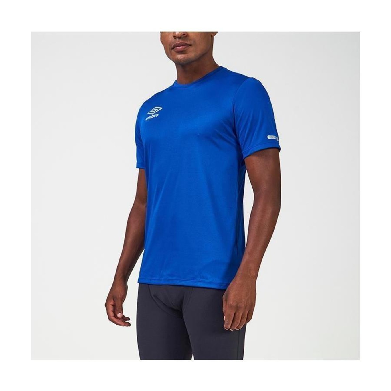 Camiseta Umbro Basic Uv - Masculina - Foto 4