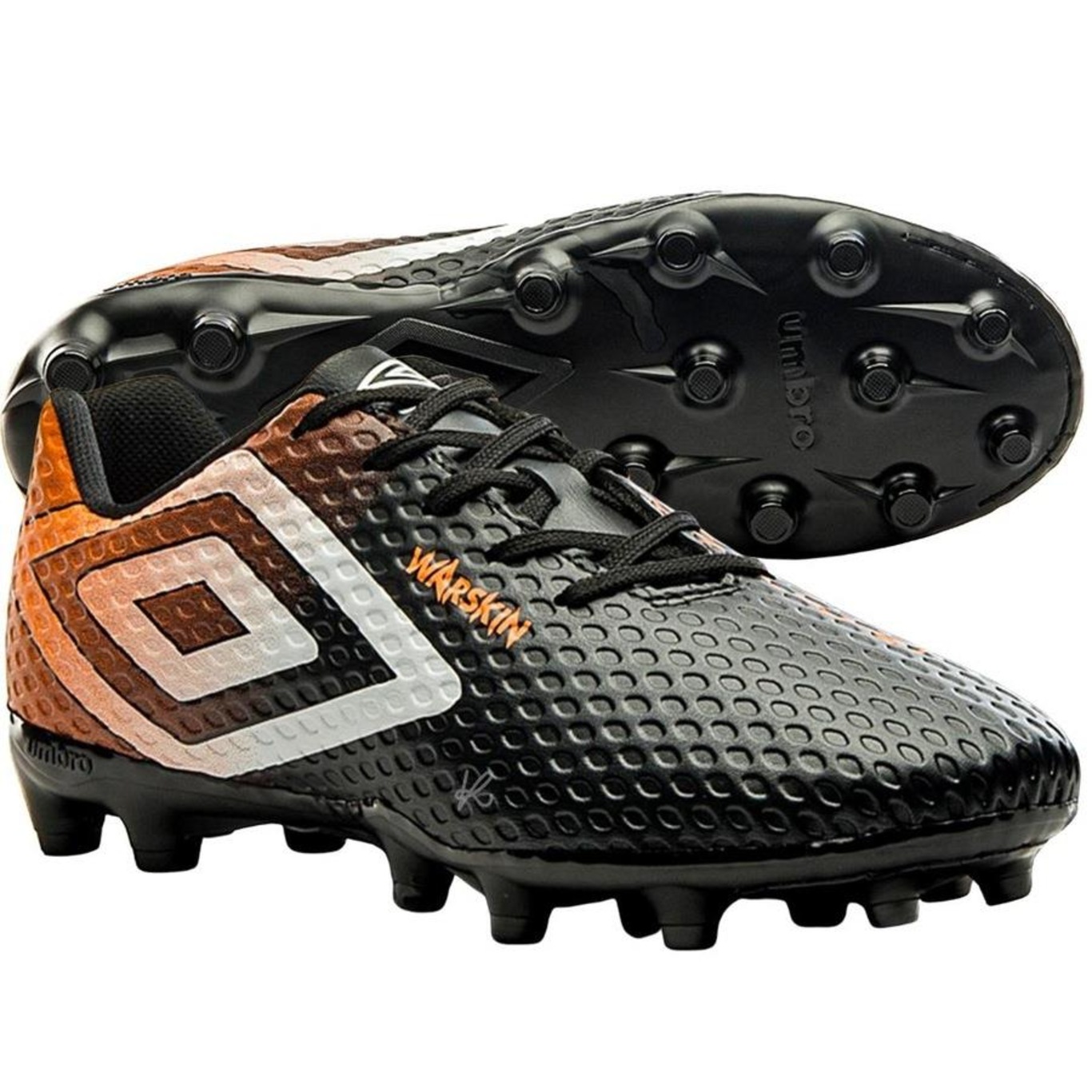 Chuteira de Futebol de Campo Umbro Warskin + Meias - Adulto - Foto 6