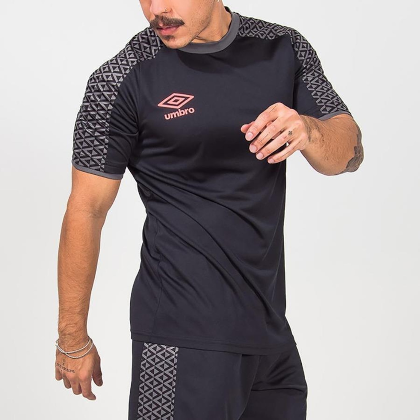 Camiseta Umbro Pro 5 - Masculina - Foto 2