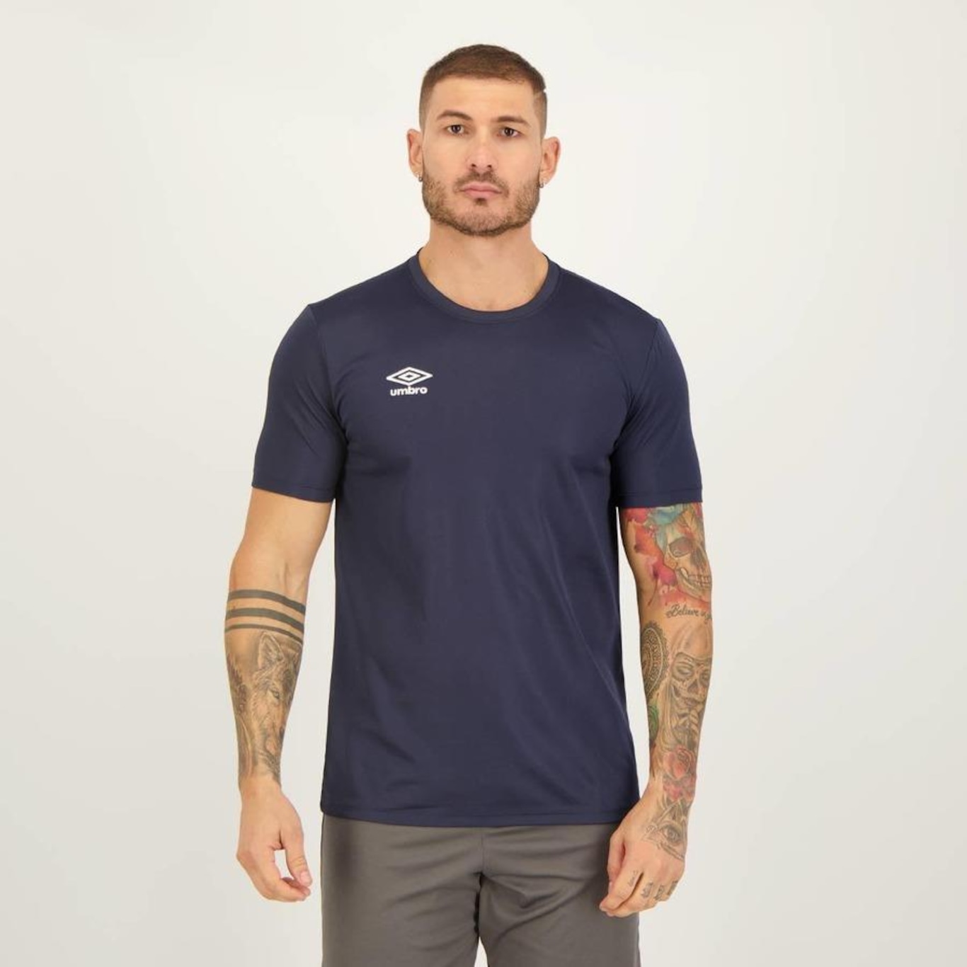 Camiseta Umbro Essential Uv15+ - Masculina - Foto 1