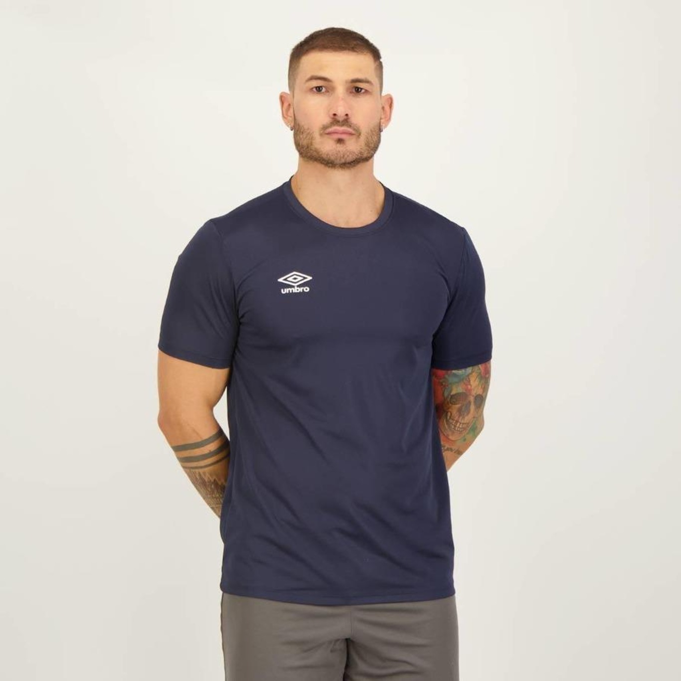 Camiseta Umbro Essential Uv15+ - Masculina - Foto 2