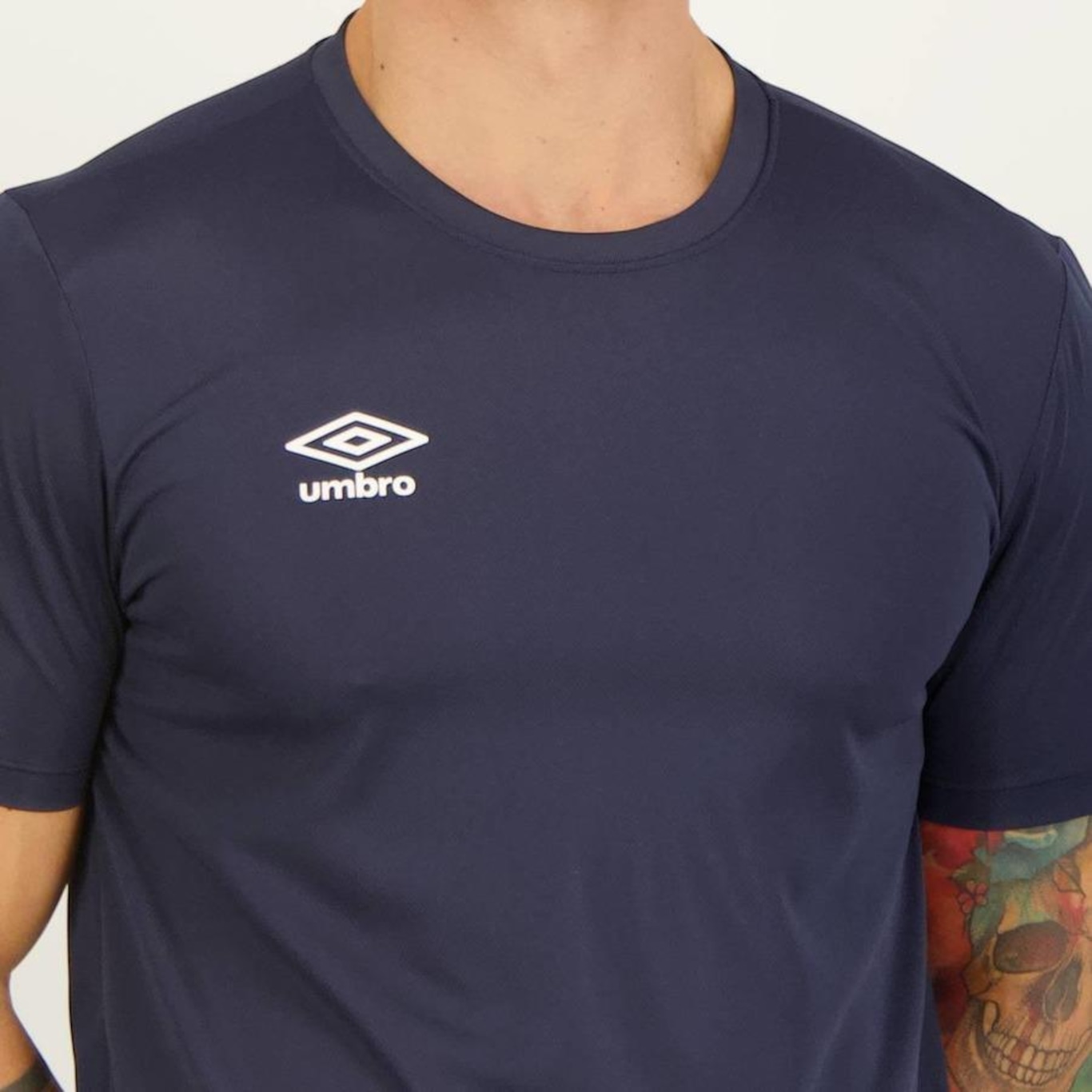 Camiseta Umbro Essential Uv15+ - Masculina - Foto 4