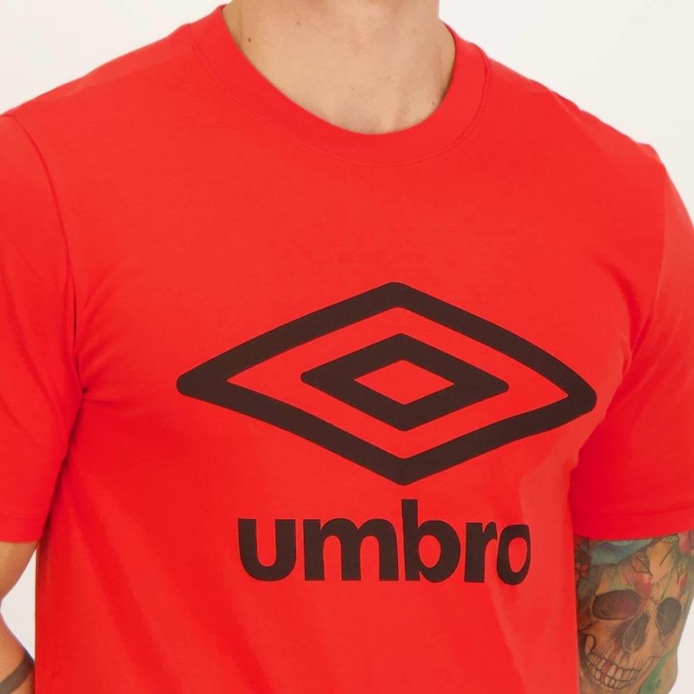 Camiseta Umbro Essential Logo - Masculina - Foto 4