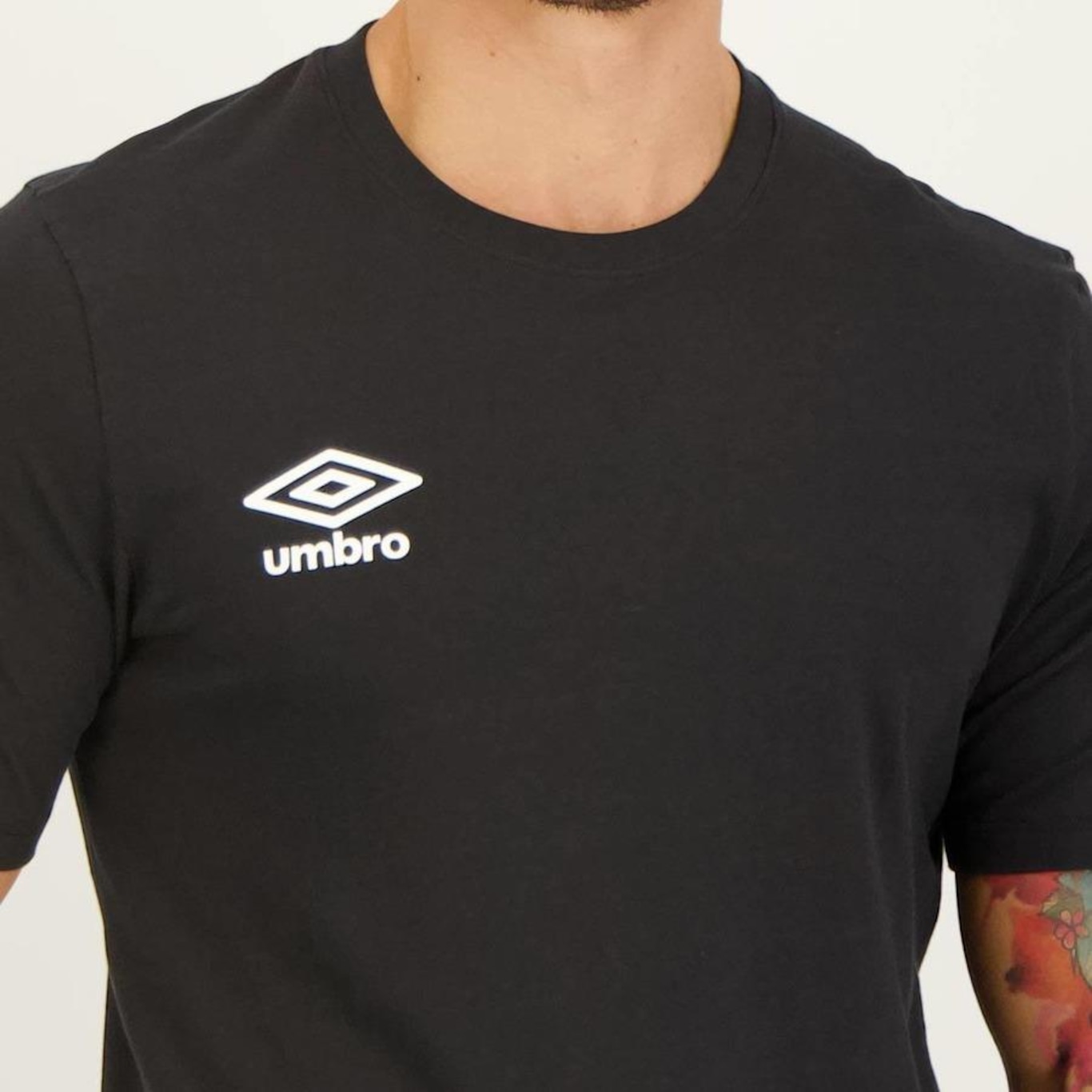 Camiseta Umbro Essential - Masculina - Foto 4