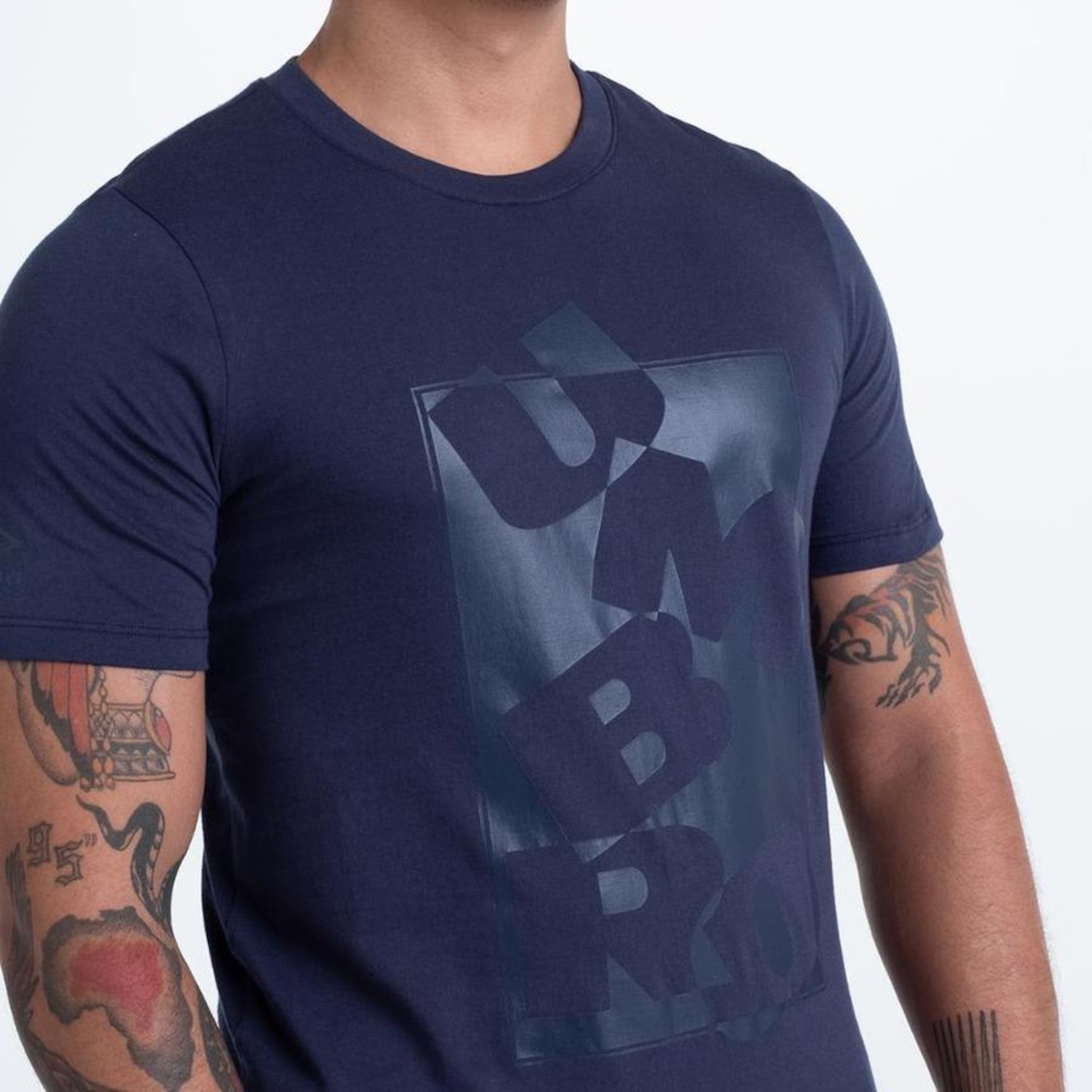 Camiseta Umbro College Piece - Masculina - Foto 3