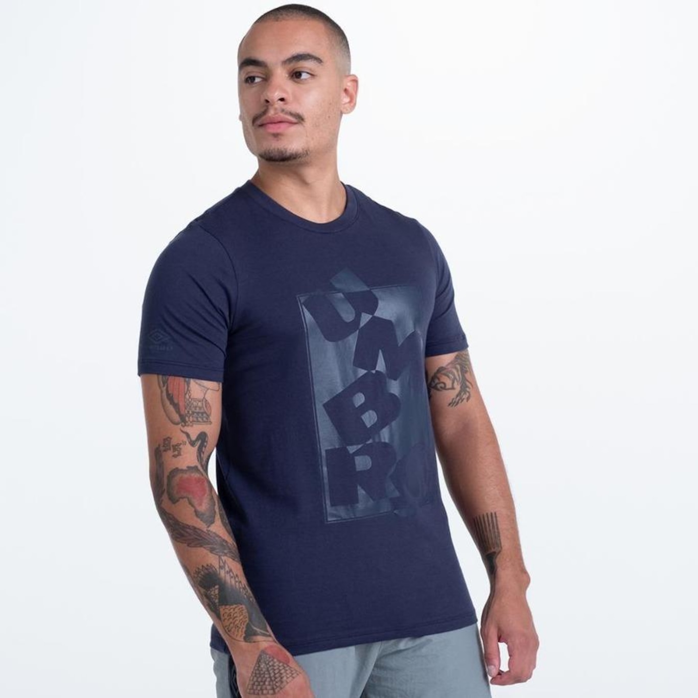 Camiseta Umbro College Piece - Masculina - Foto 4