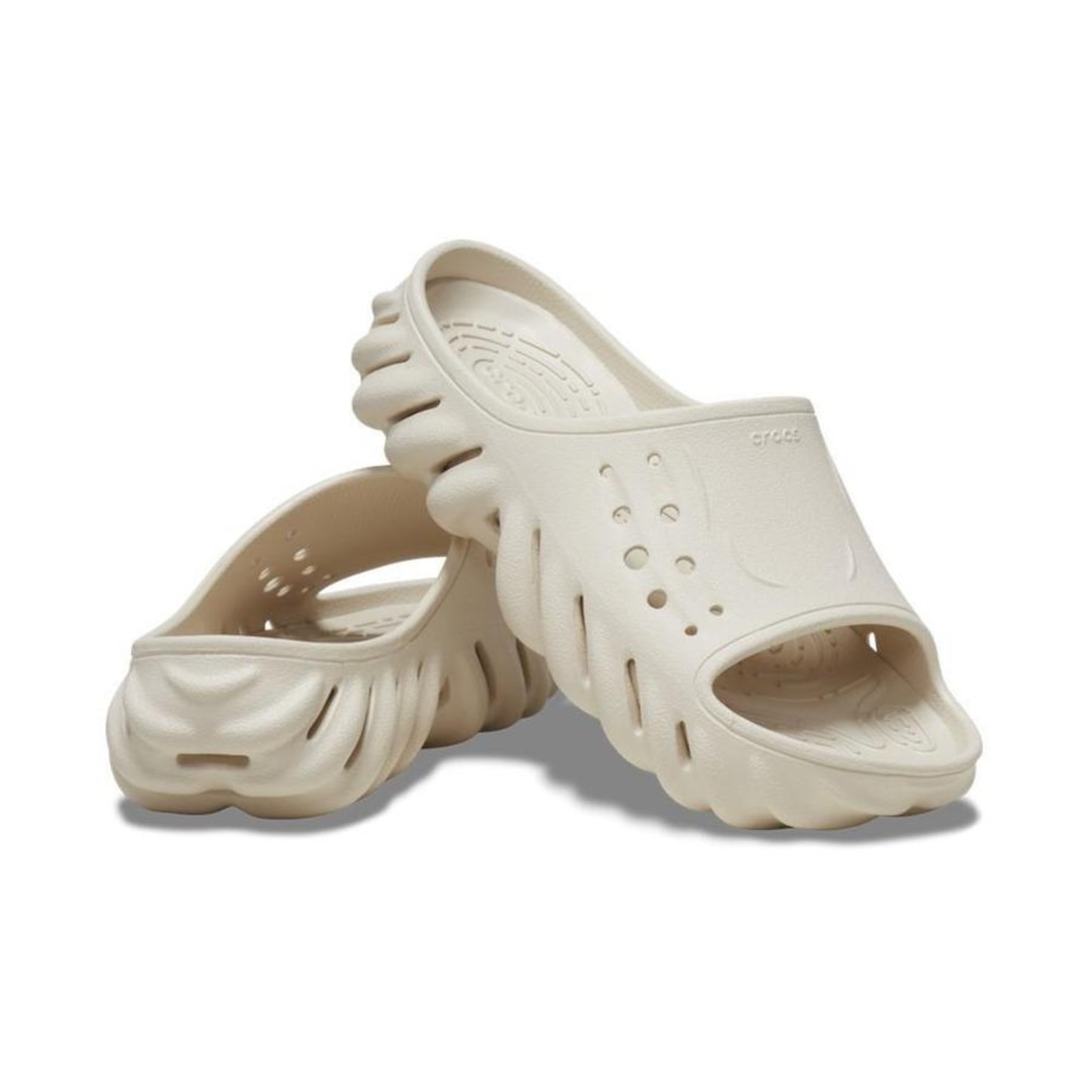 Chinelo Crocs Echo Slide Stucco - Unissex - Foto 4