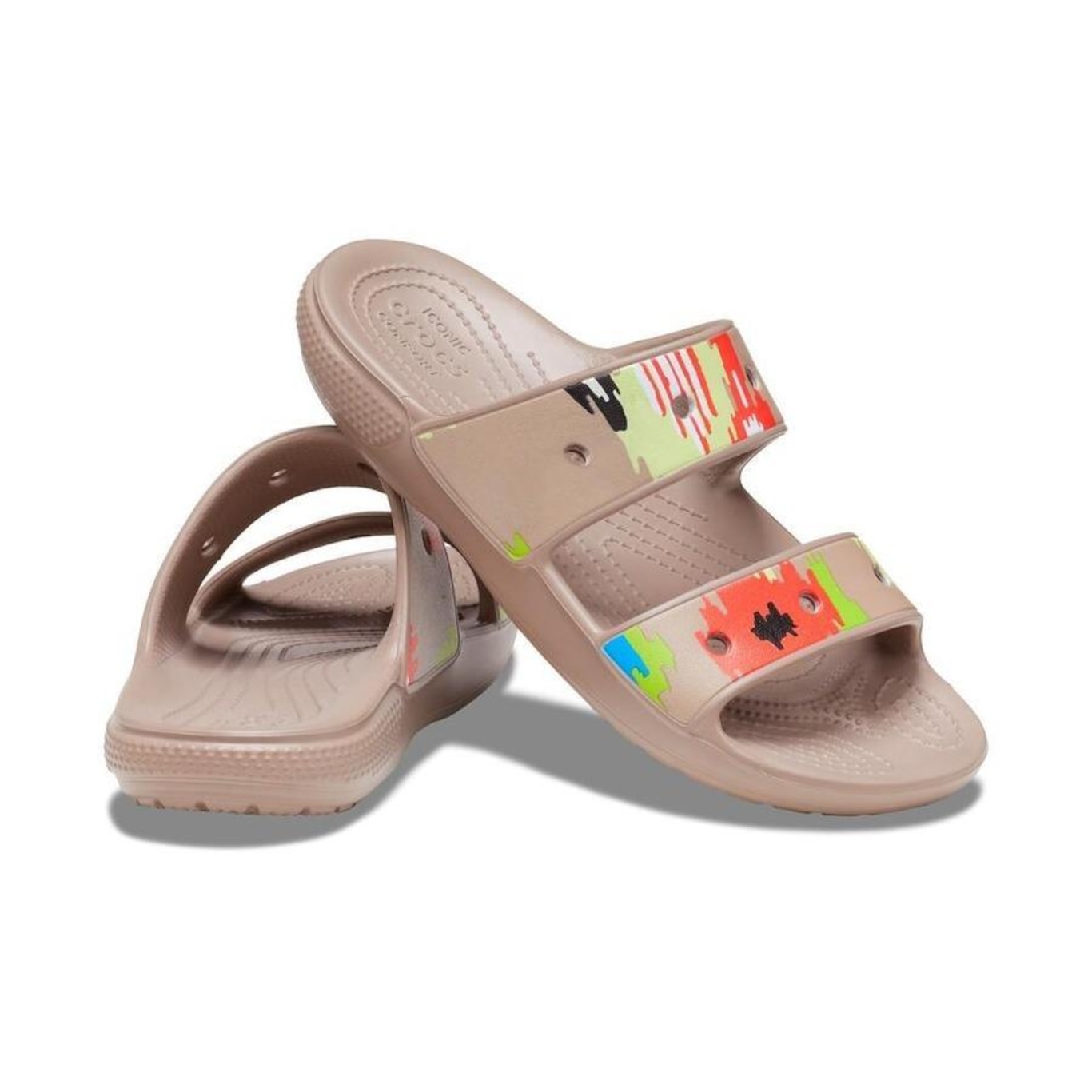 Sandália Crocs Classic Ikat Sandal - Unissex - Foto 4