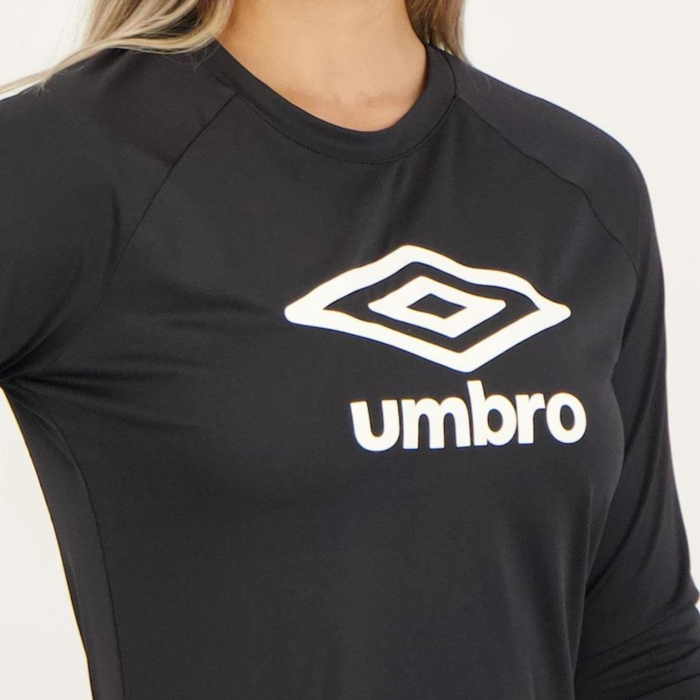 Camiseta Umbro Manga Longa Graphic - Feminina - Foto 4