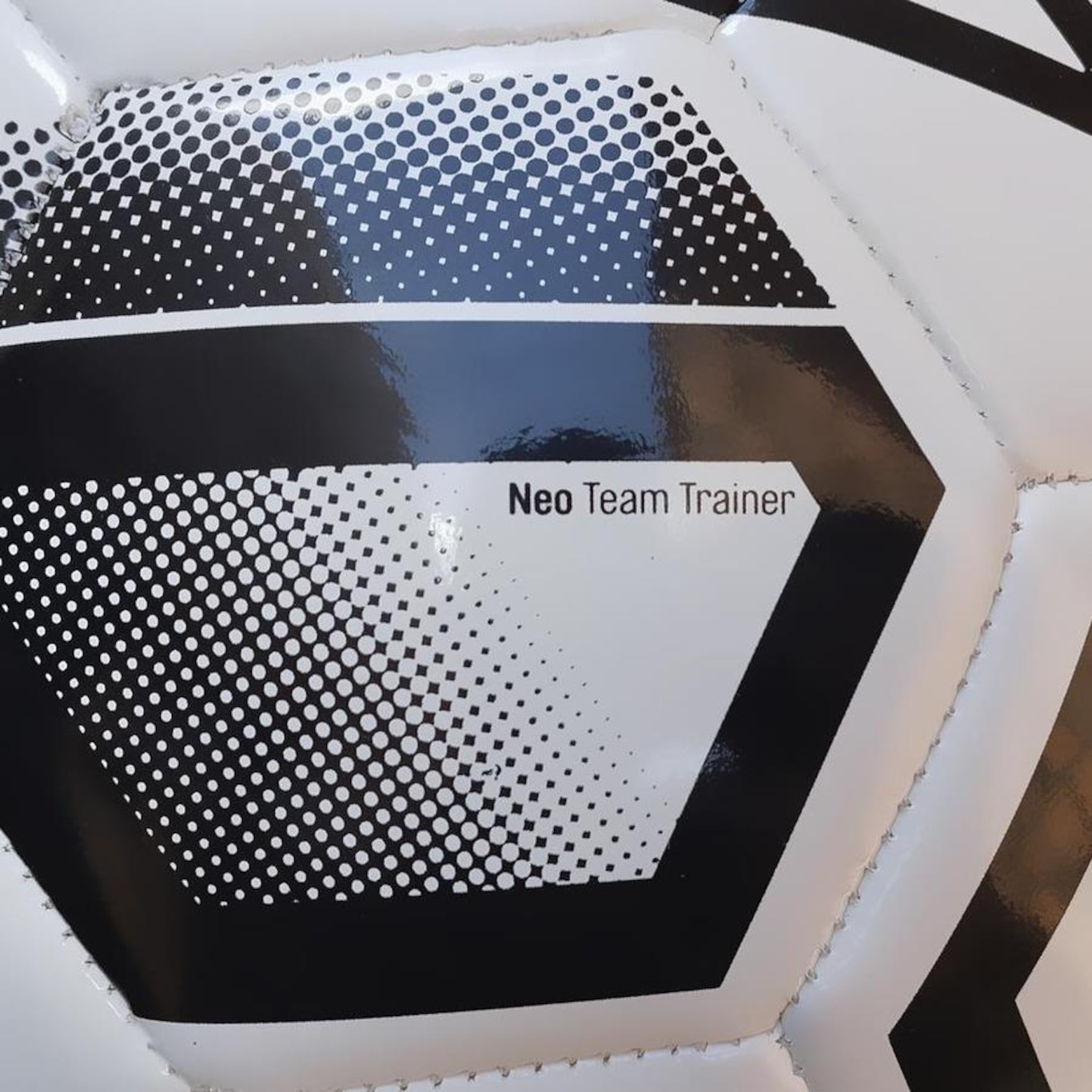 Bola de Futebol de Campo Umbro Neo Team Trainer Costurada - Foto 3