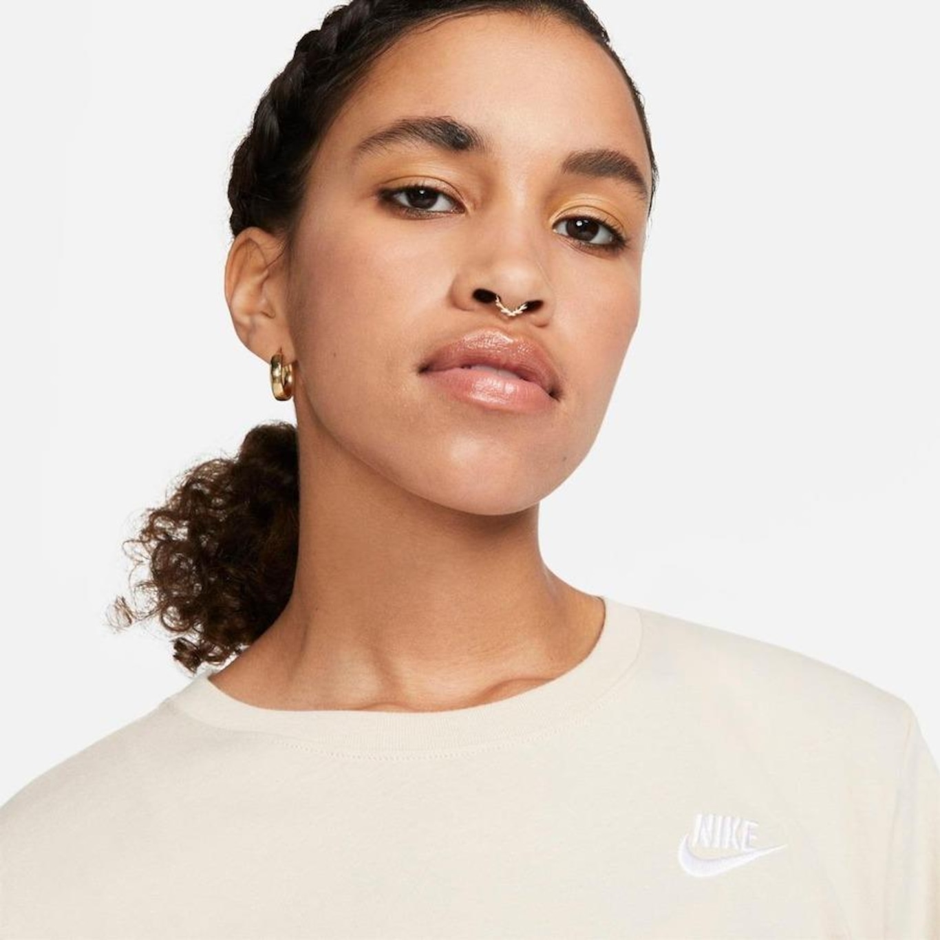 Camiseta Nike Sportswear Club Essentials - Feminina