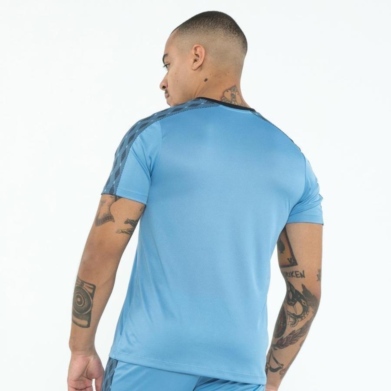 Camiseta Umbro Classic Bold - Masculina - Foto 2