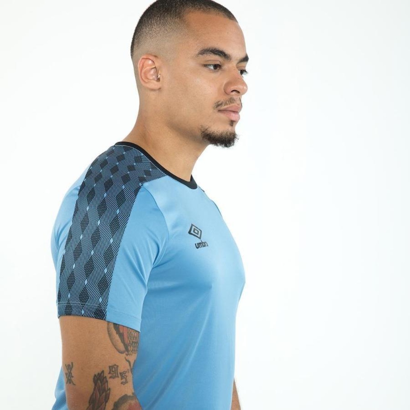 Camiseta Umbro Classic Bold - Masculina - Foto 4