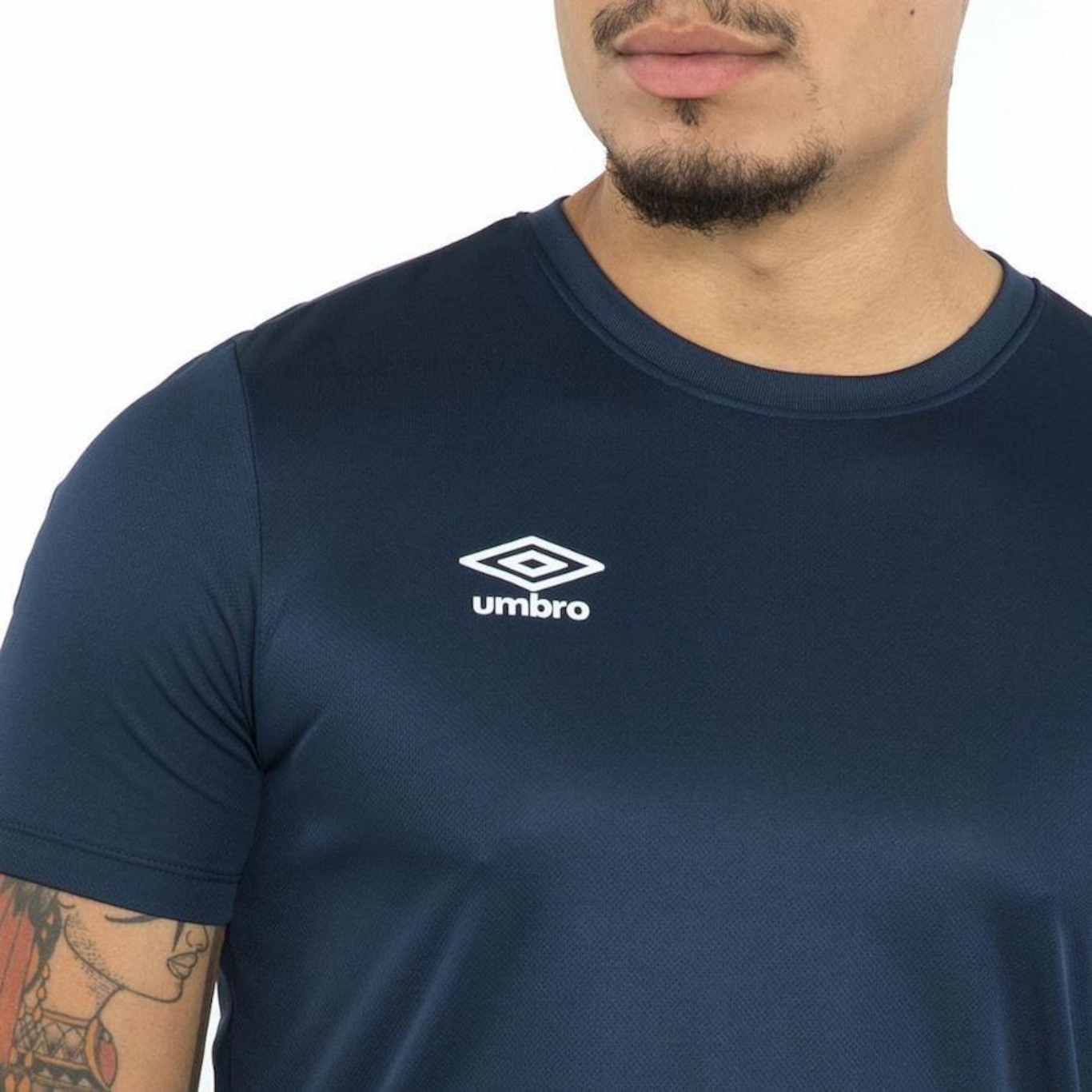 Camiseta Umbro Essential - Masculina - Foto 2