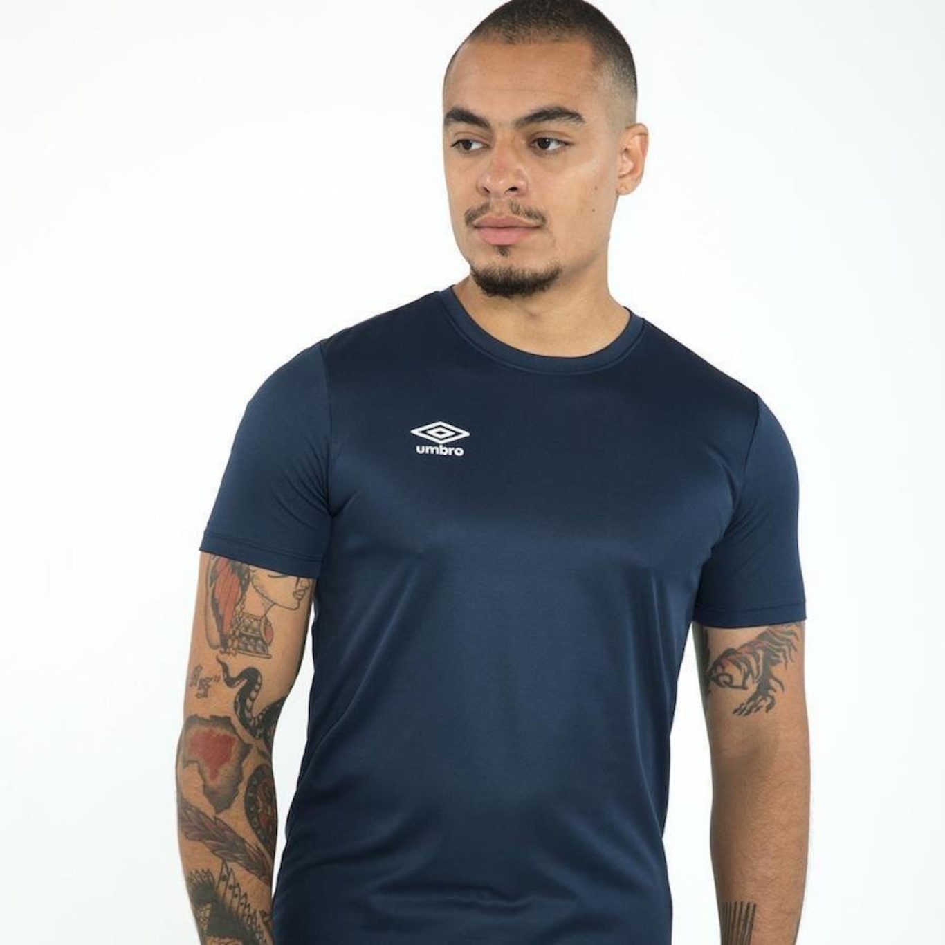 Camiseta Umbro Essential - Masculina - Foto 4