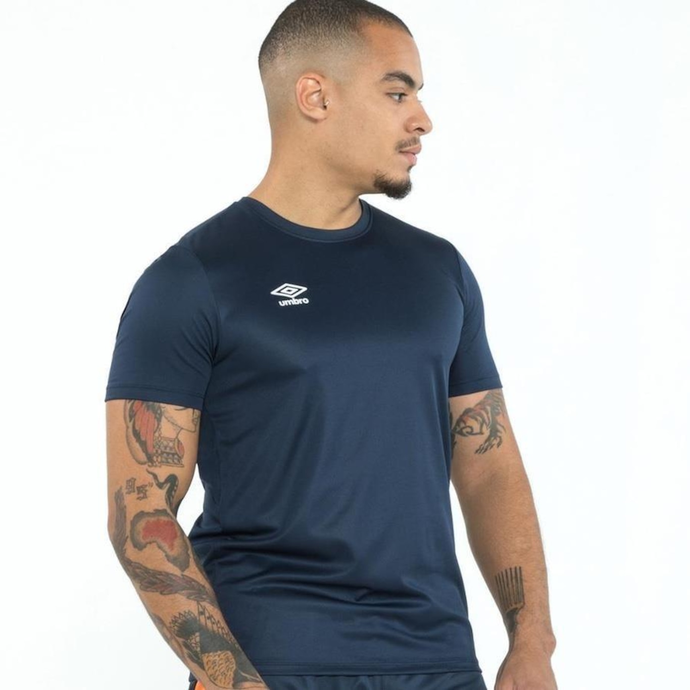 Camiseta Umbro Essential - Masculina - Foto 6