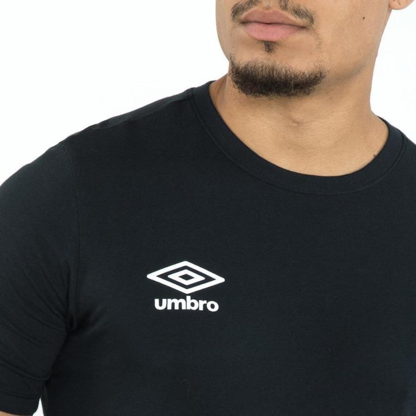 Camiseta Umbro Essential - Masculina - Foto 1