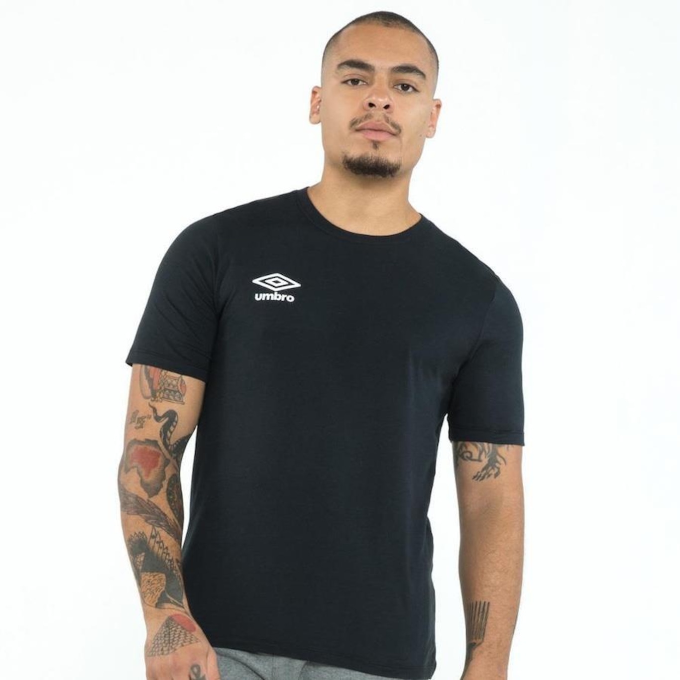 Camiseta Umbro Essential - Masculina - Foto 3