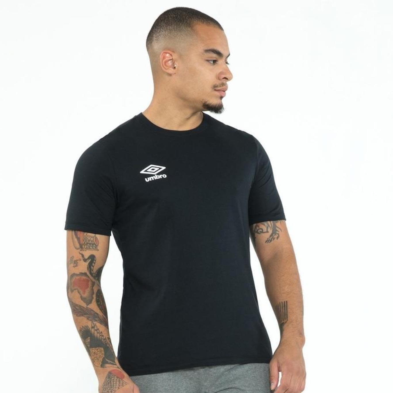 Camiseta Umbro Essential - Masculina - Foto 4