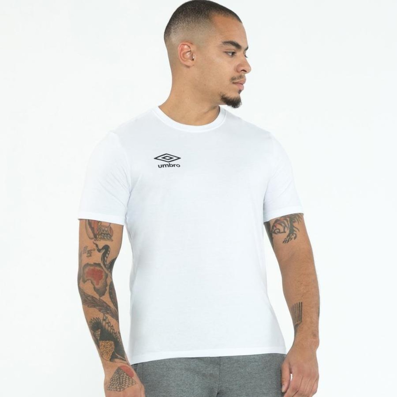 Camiseta Umbro Essential - Masculina - Foto 1