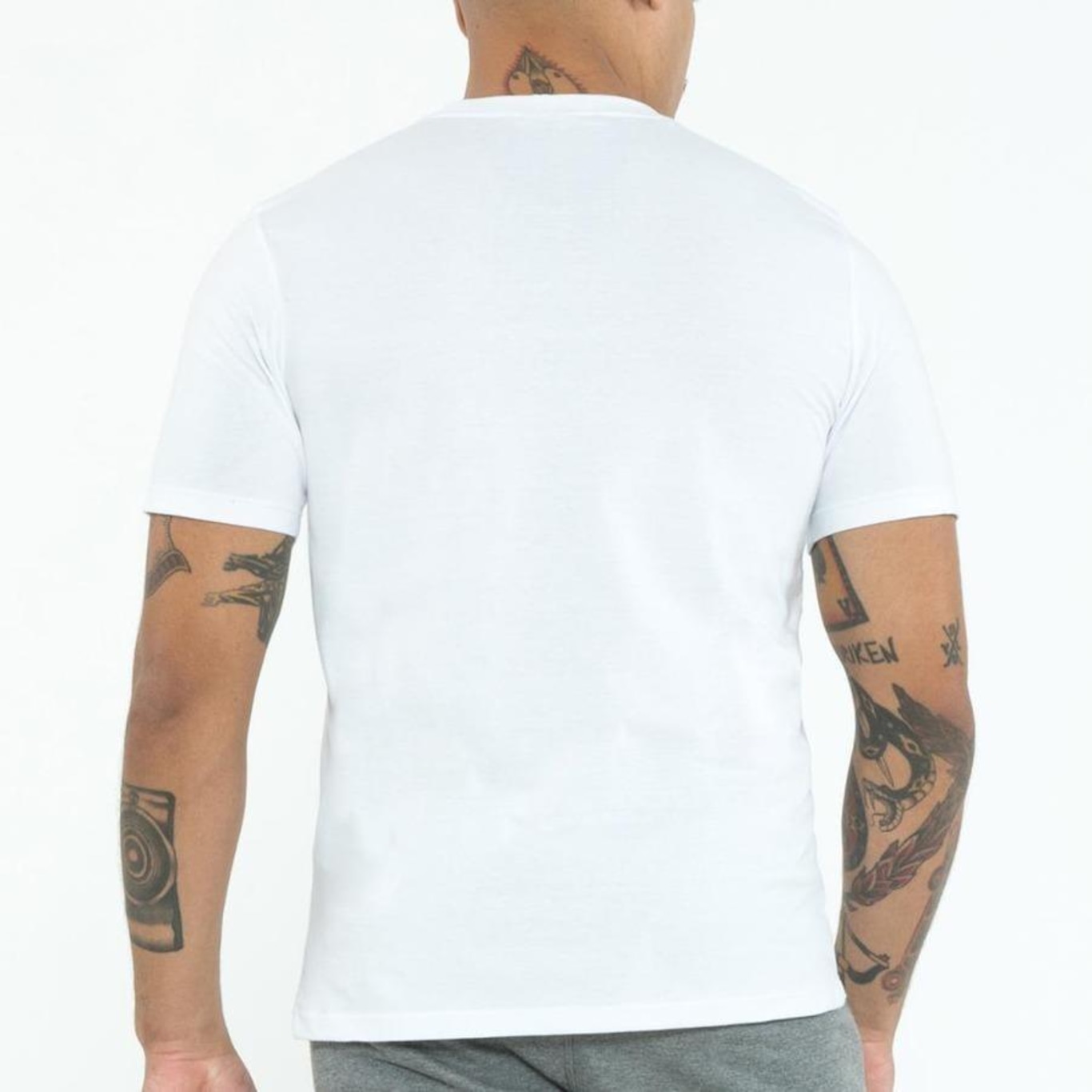 Camiseta Umbro Essential - Masculina - Foto 2