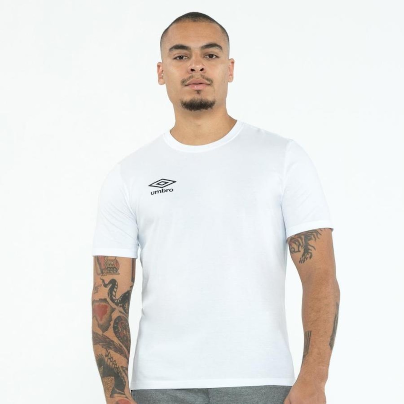 Camiseta Umbro Essential - Masculina - Foto 3