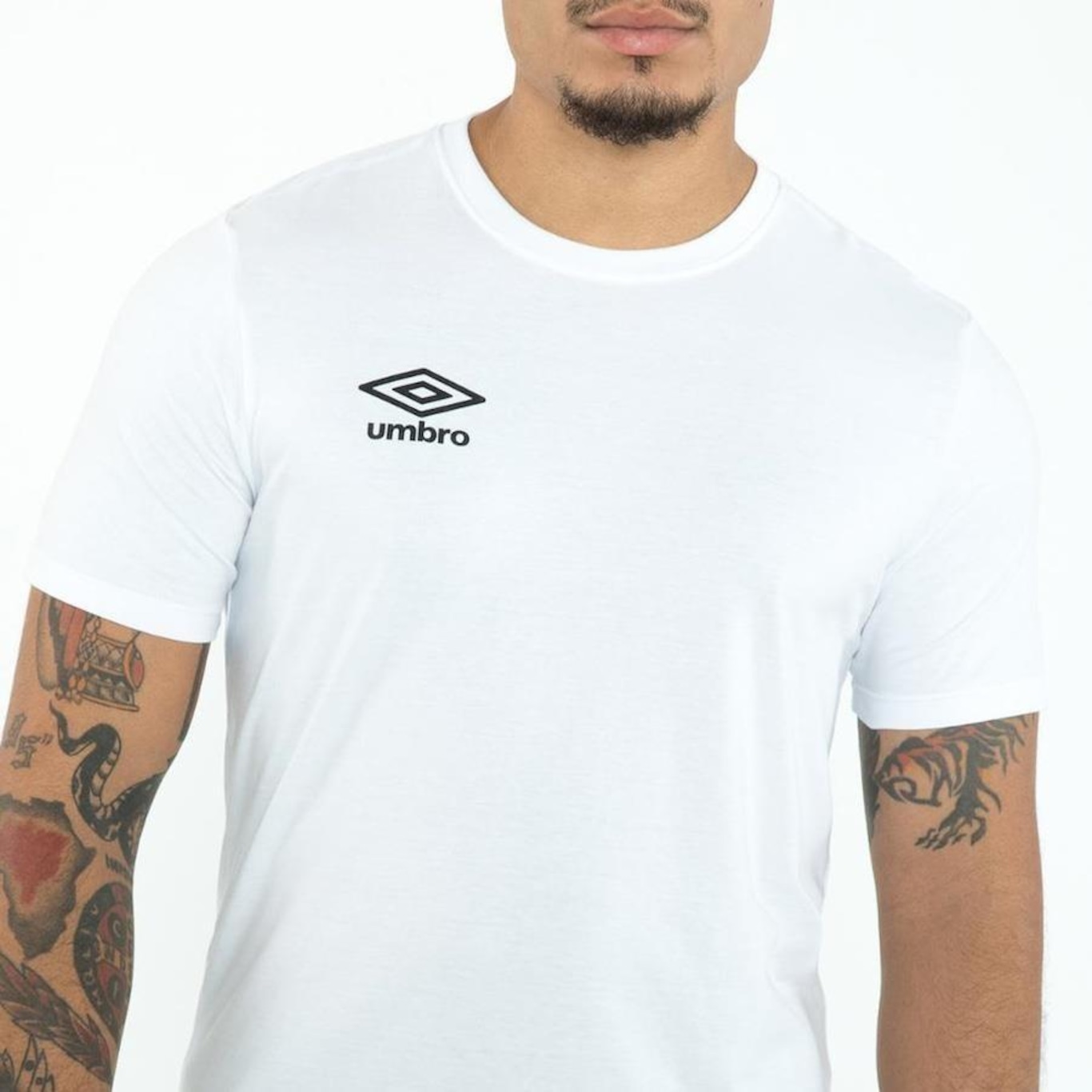 Camiseta Umbro Essential - Masculina - Foto 4