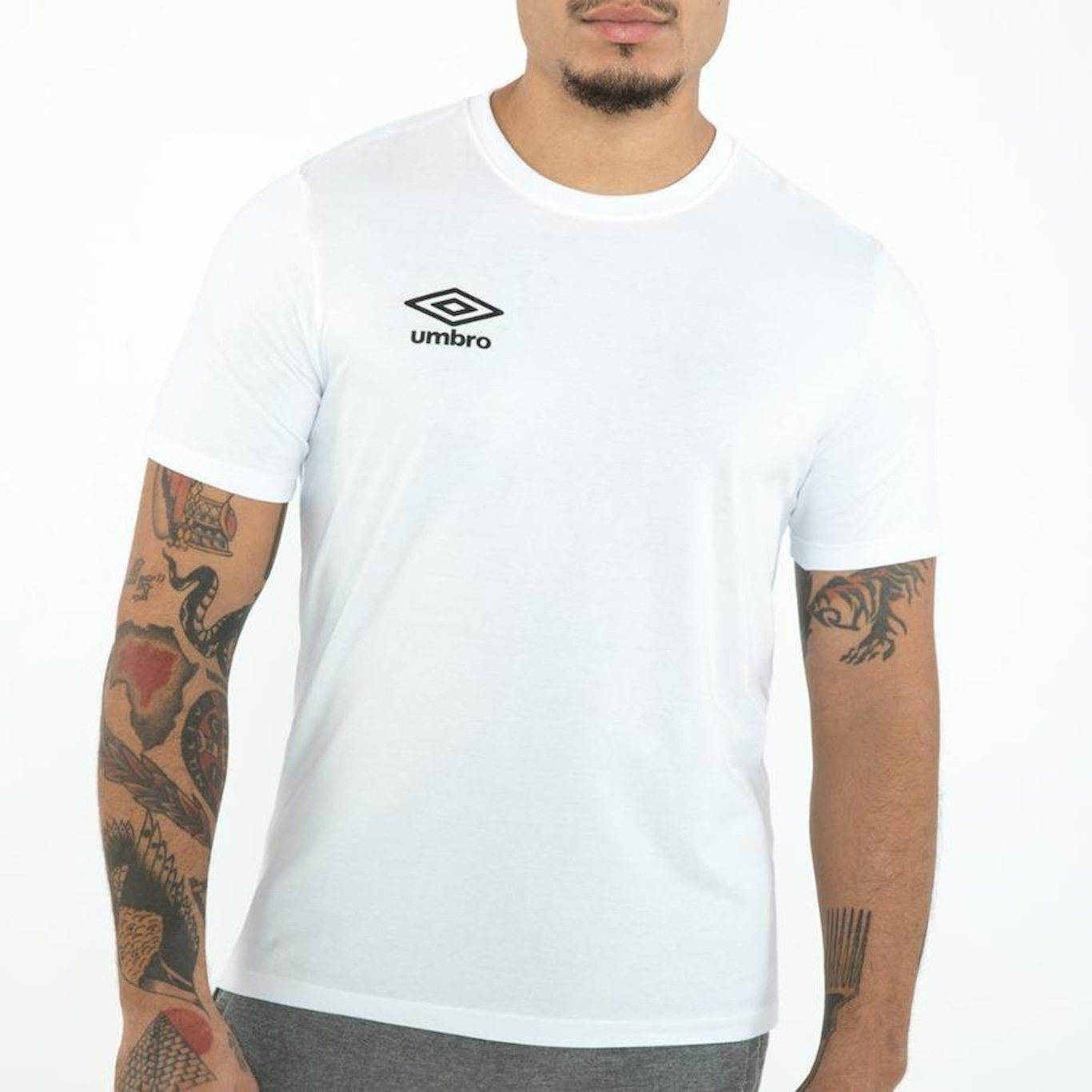 Camiseta Umbro Essential - Masculina - Foto 5