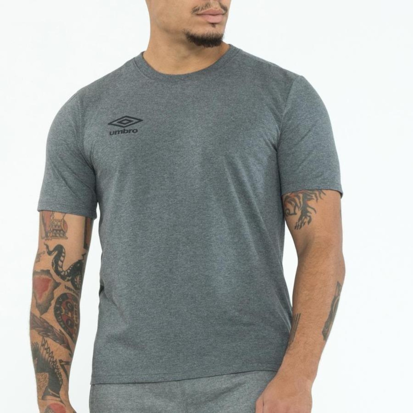 Camiseta Umbro Essential - Masculina - Foto 1