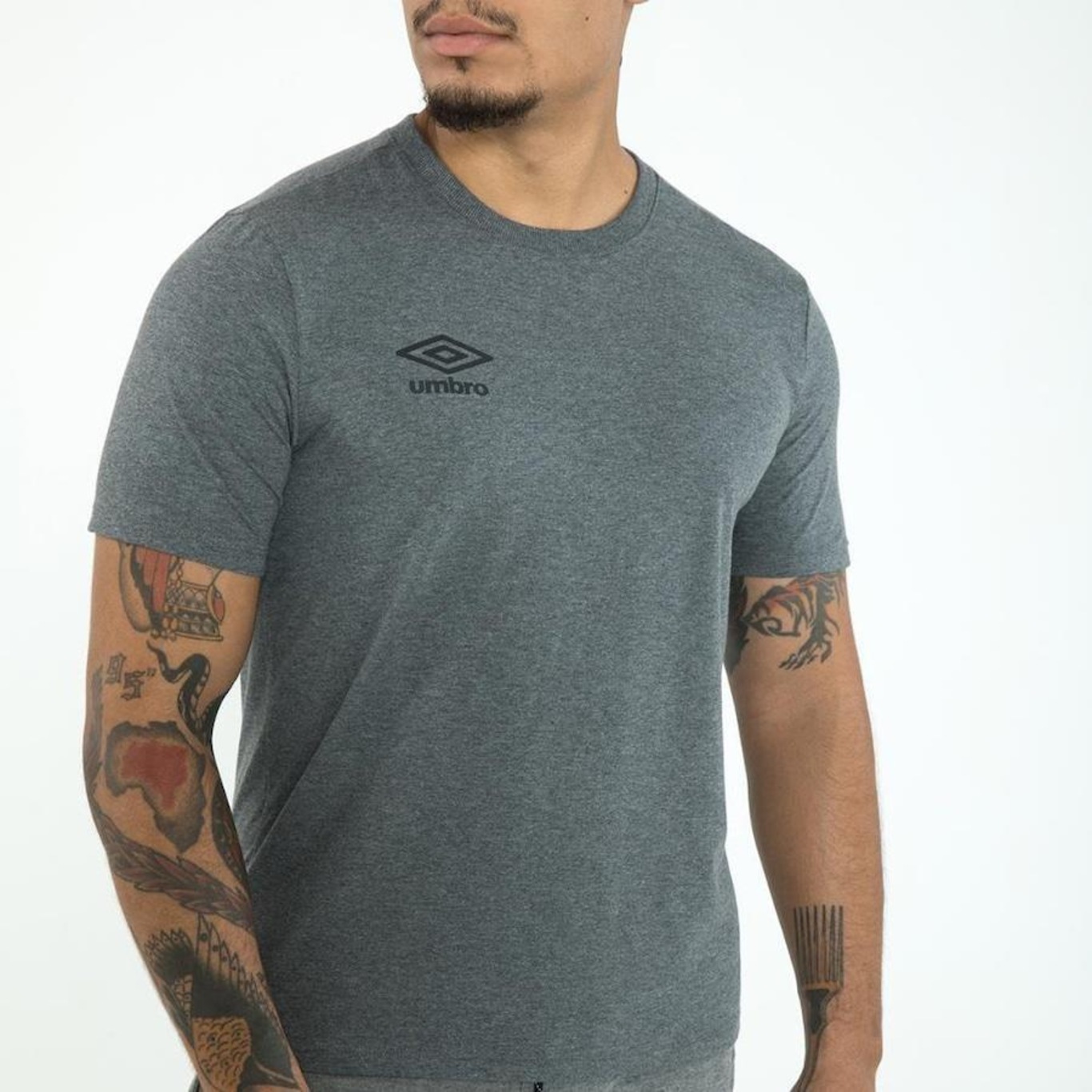 Camiseta Umbro Essential - Masculina - Foto 2