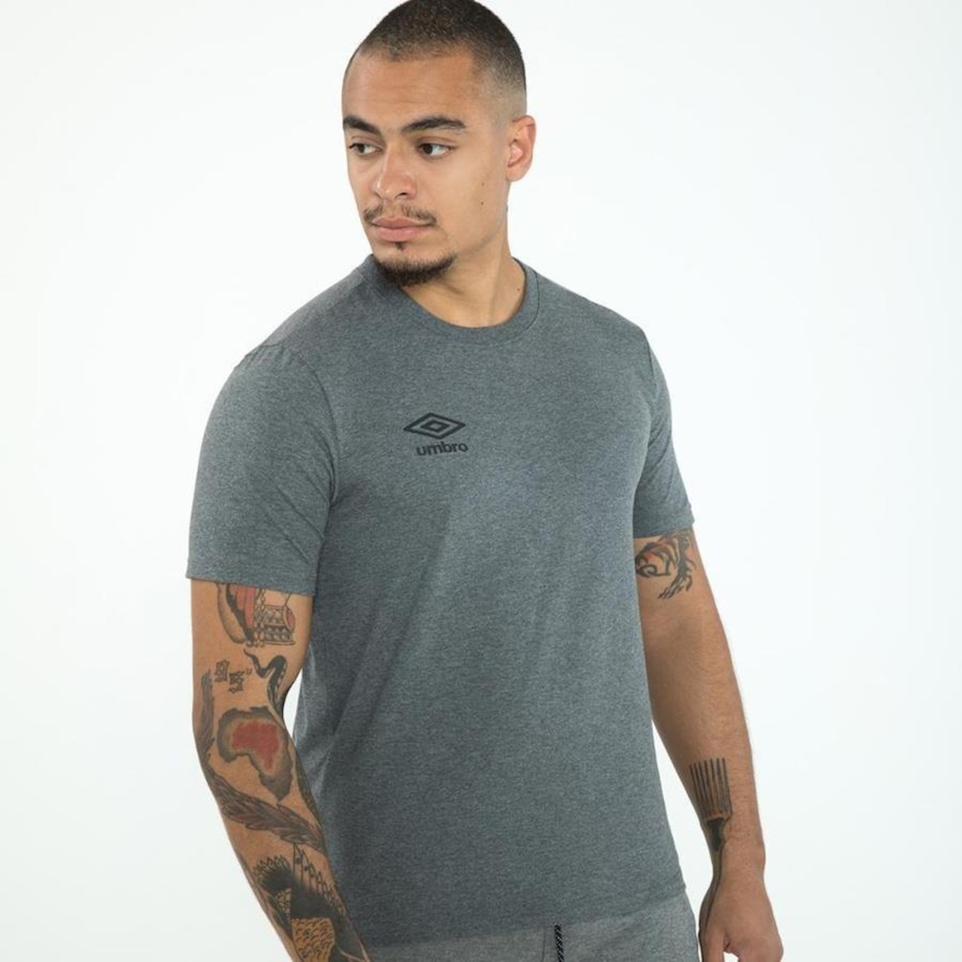 Camiseta Umbro Essential - Masculina - Foto 3